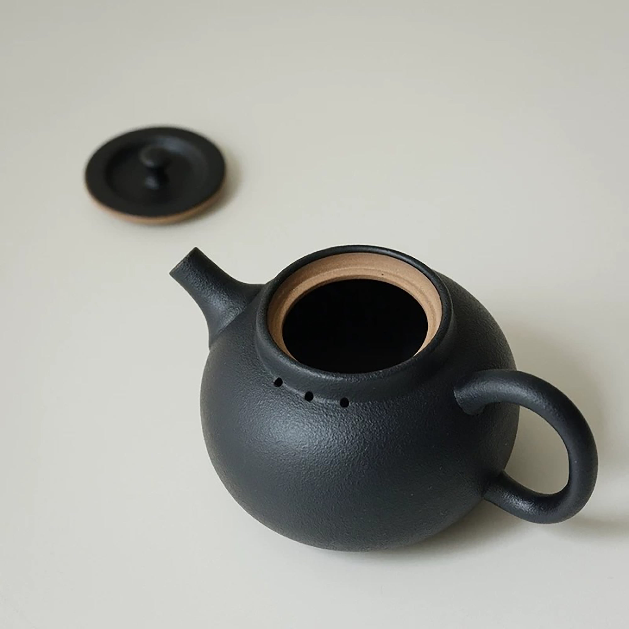 Théière en grès noir mat