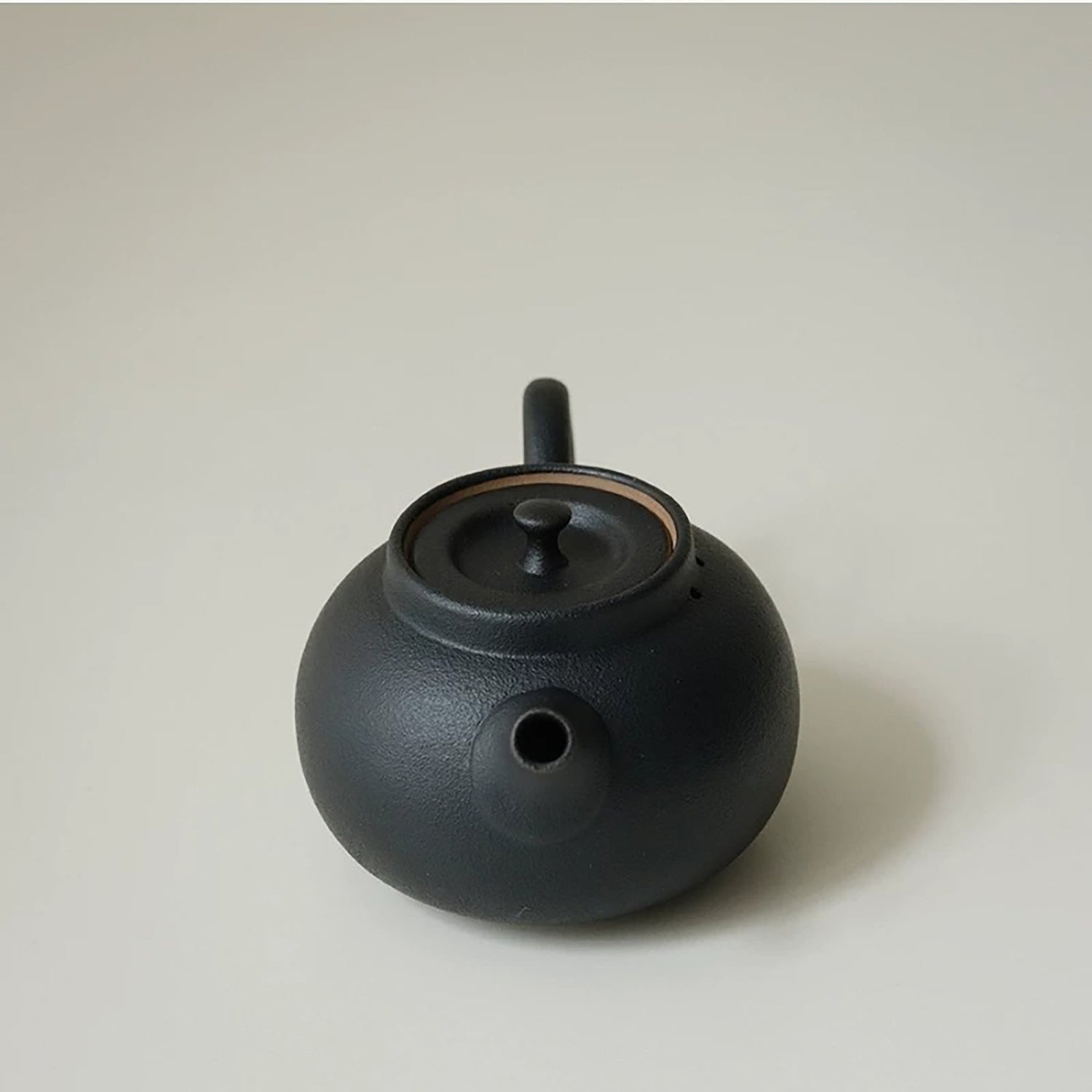Théière en grès noir mat