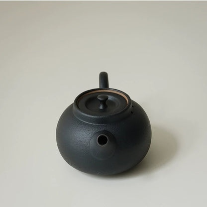Théière en grès noir mat