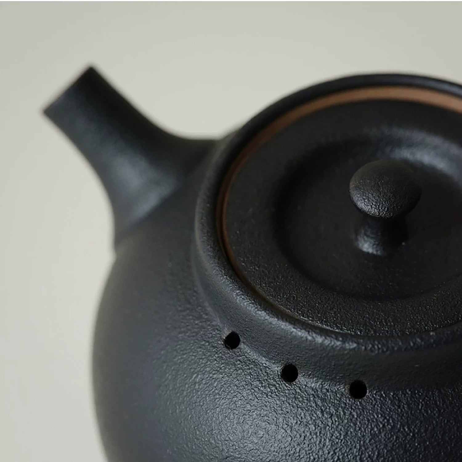 Théière en grès noir mat