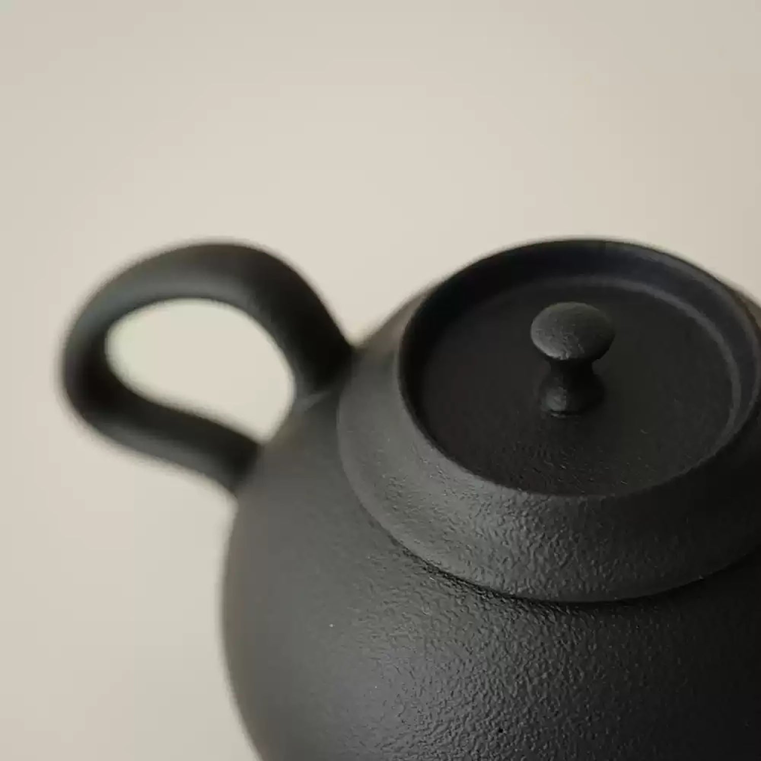 Théière en grès noir mat