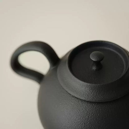 Théière en grès noir mat