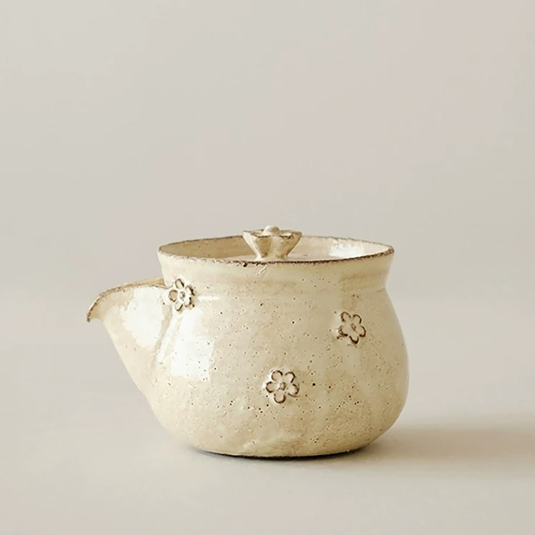 Théière artisanale en céramique style Kohiki avec fleurs en relief