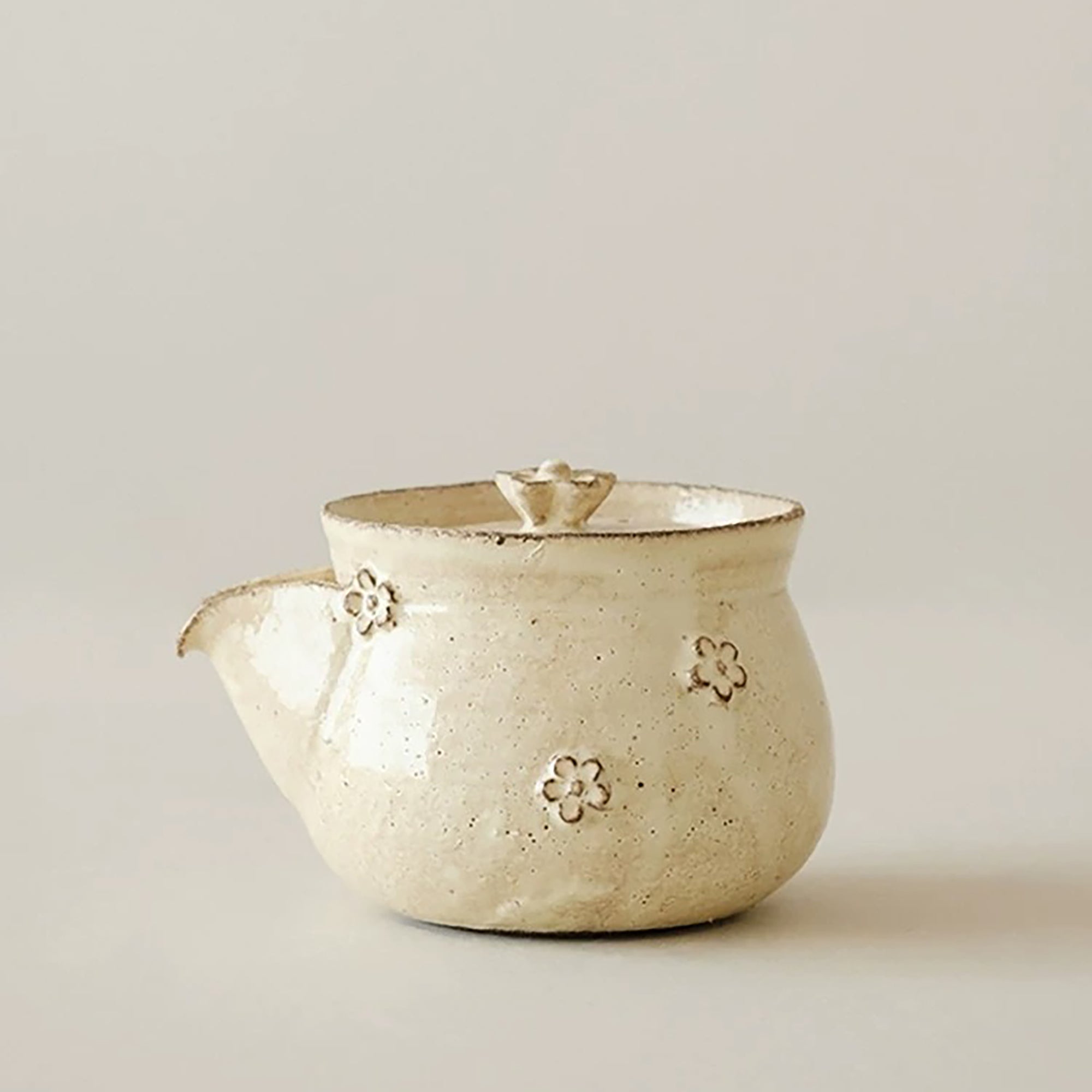 Théière artisanale en céramique style Kohiki avec fleurs en relief