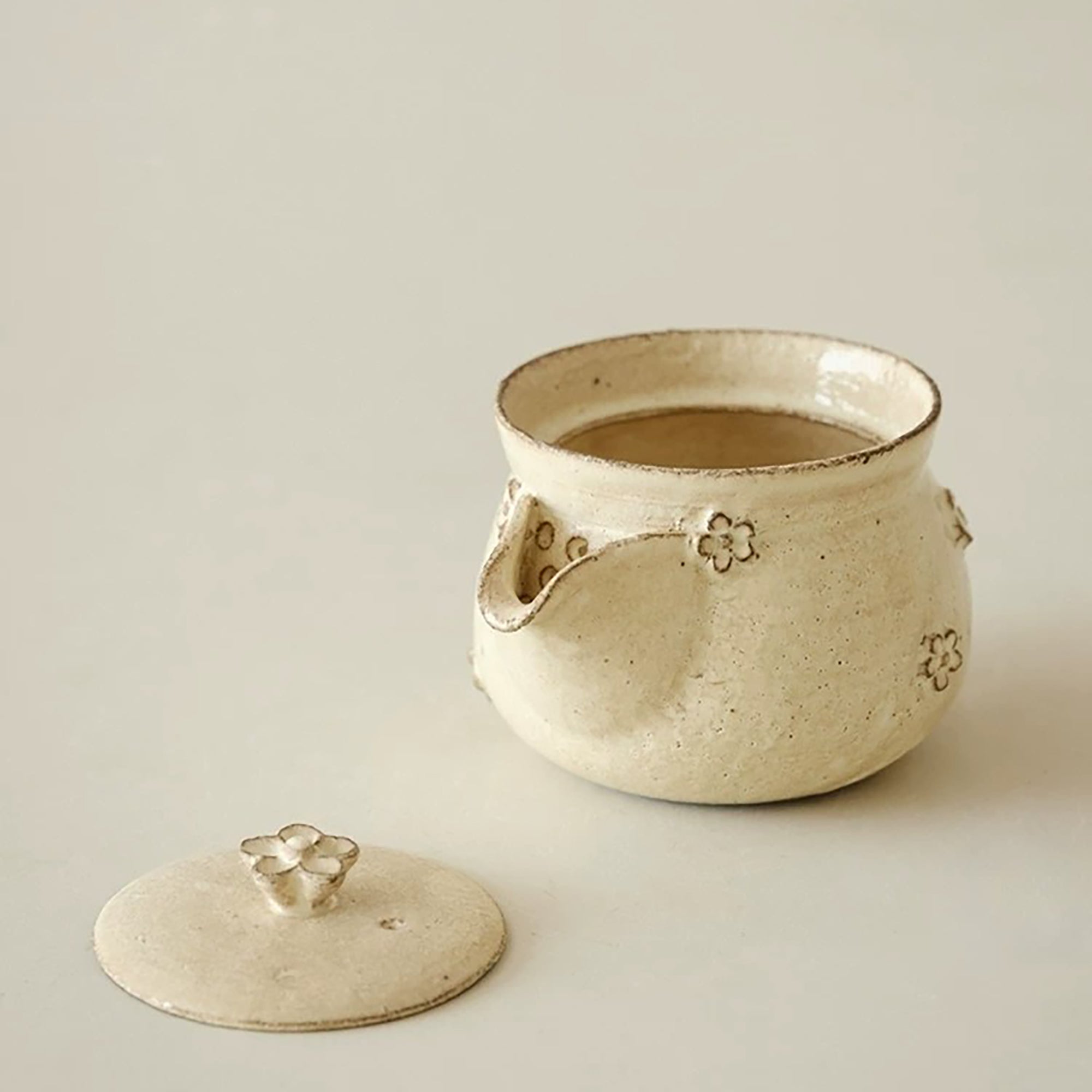 Théière artisanale en céramique style Kohiki avec fleurs en relief