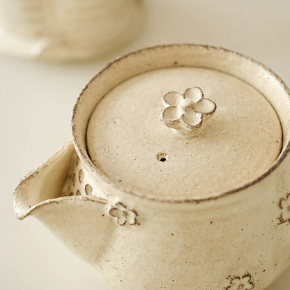Théière artisanale en céramique style Kohiki avec fleurs en relief