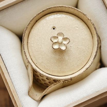 Théière artisanale en céramique style Kohiki avec fleurs en relief