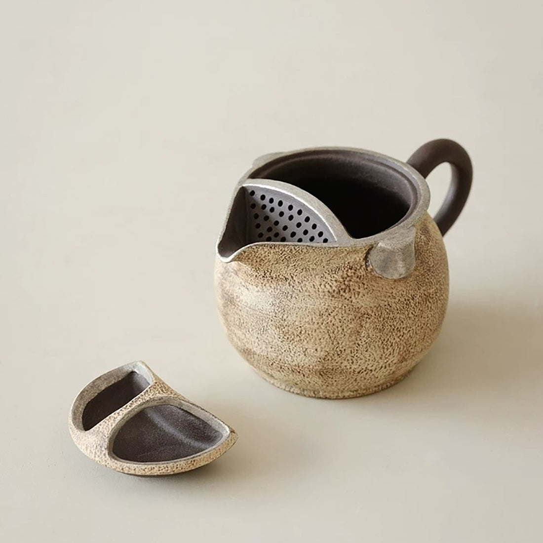 Théière artisanale en argile style wabi-sabi 