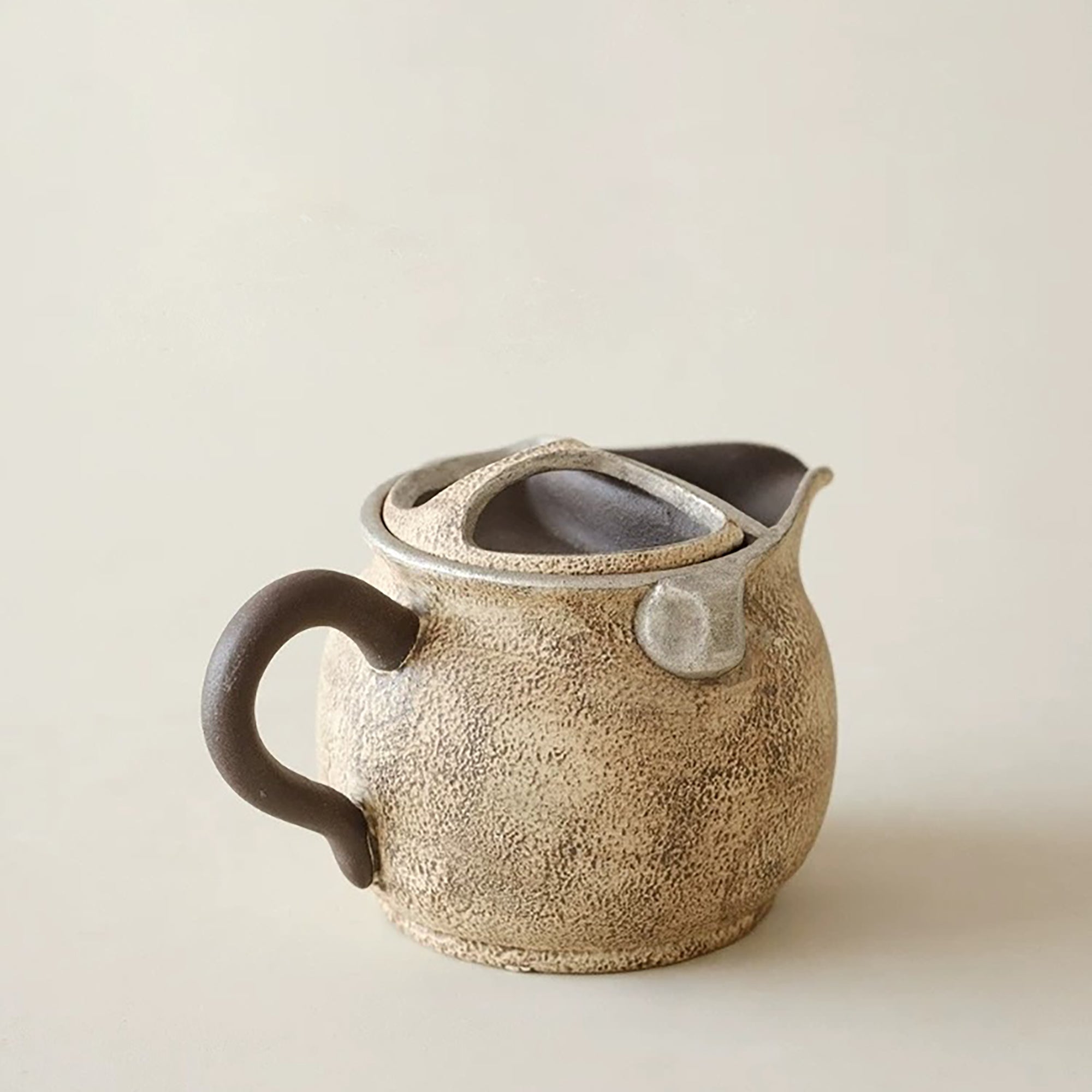Théière artisanale en argile style wabi-sabi 