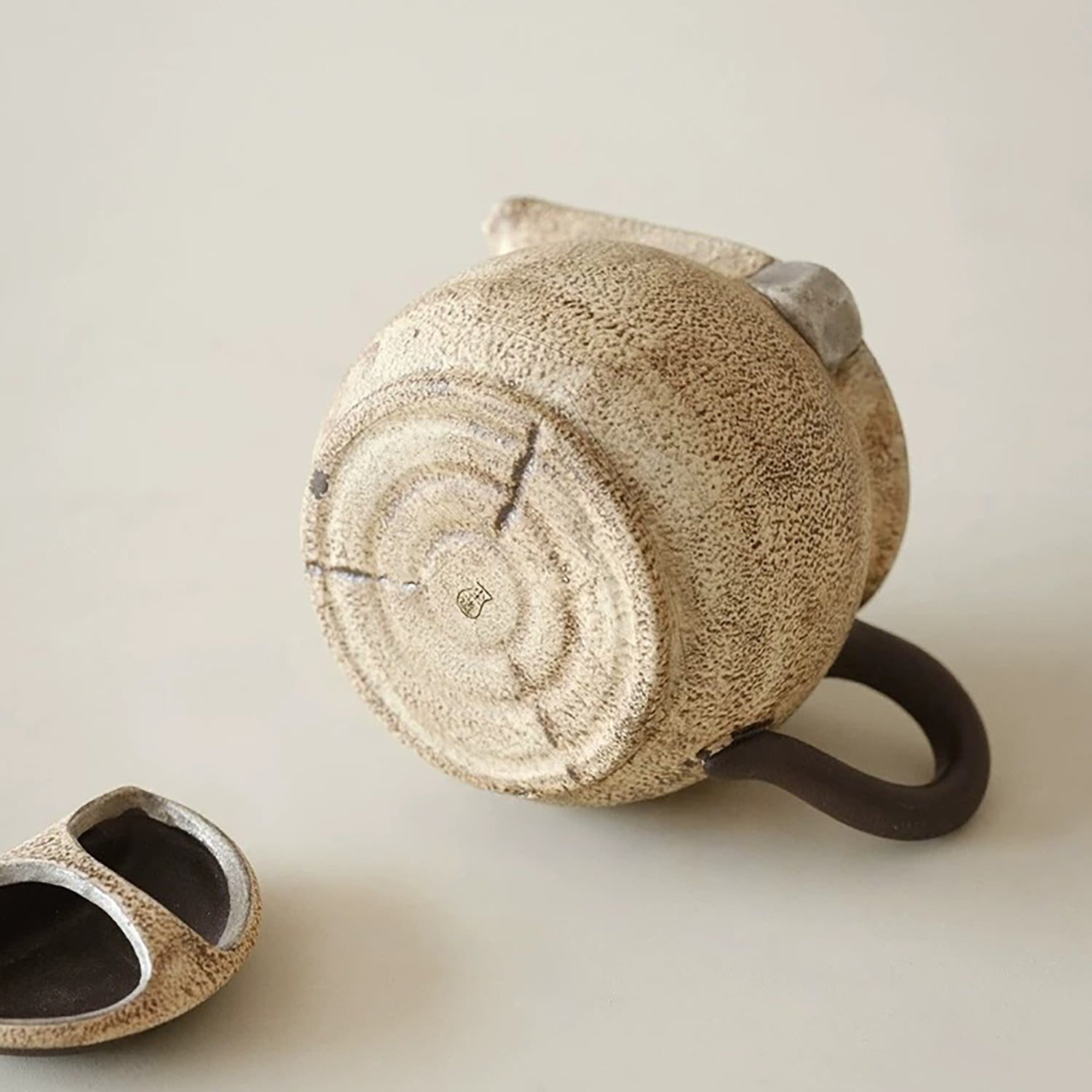 Théière artisanale en argile style wabi-sabi 