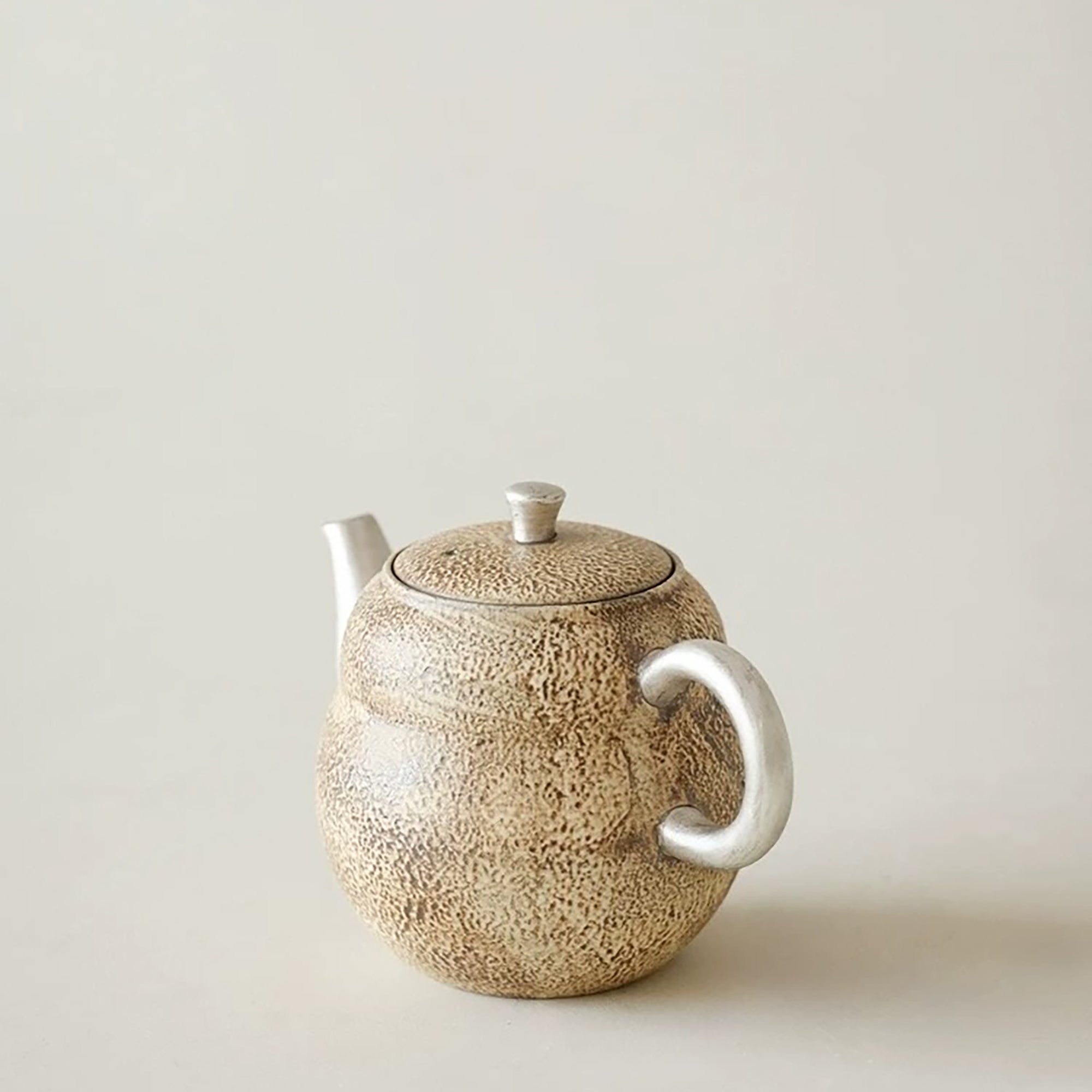 Théière artisanale en argile forme gourde avec anse argentée