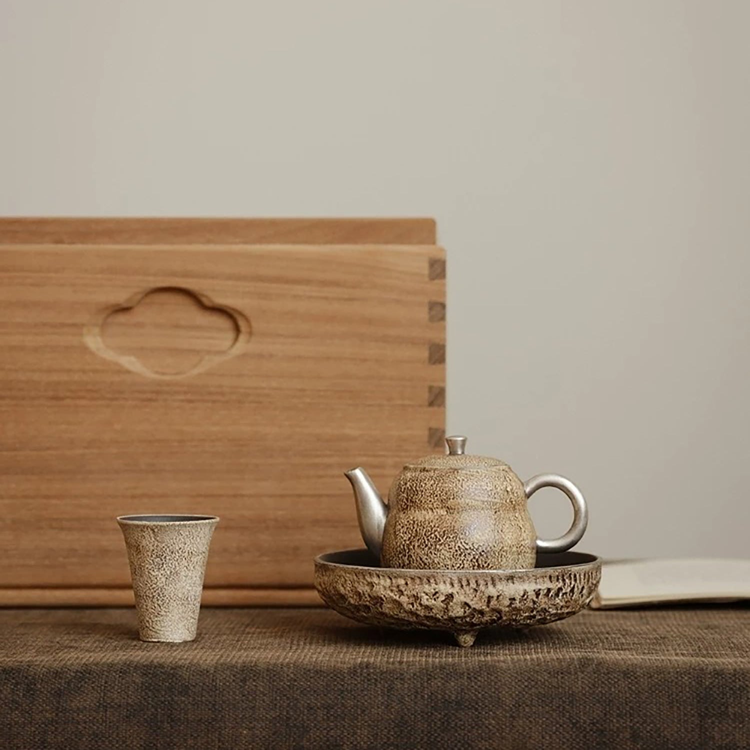 Théière artisanale en argile forme gourde avec anse argentée