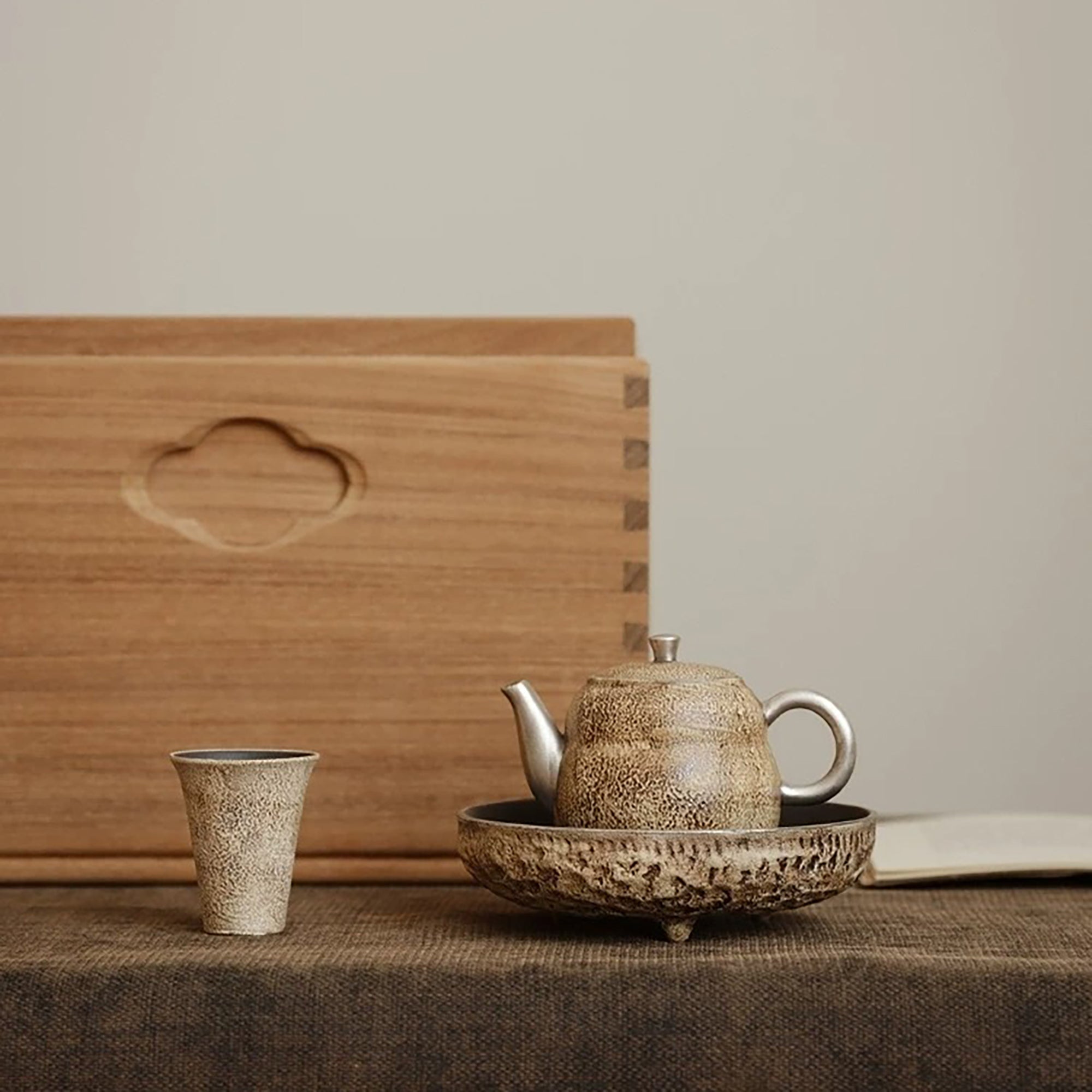 Théière artisanale en argile forme gourde avec anse argentée
