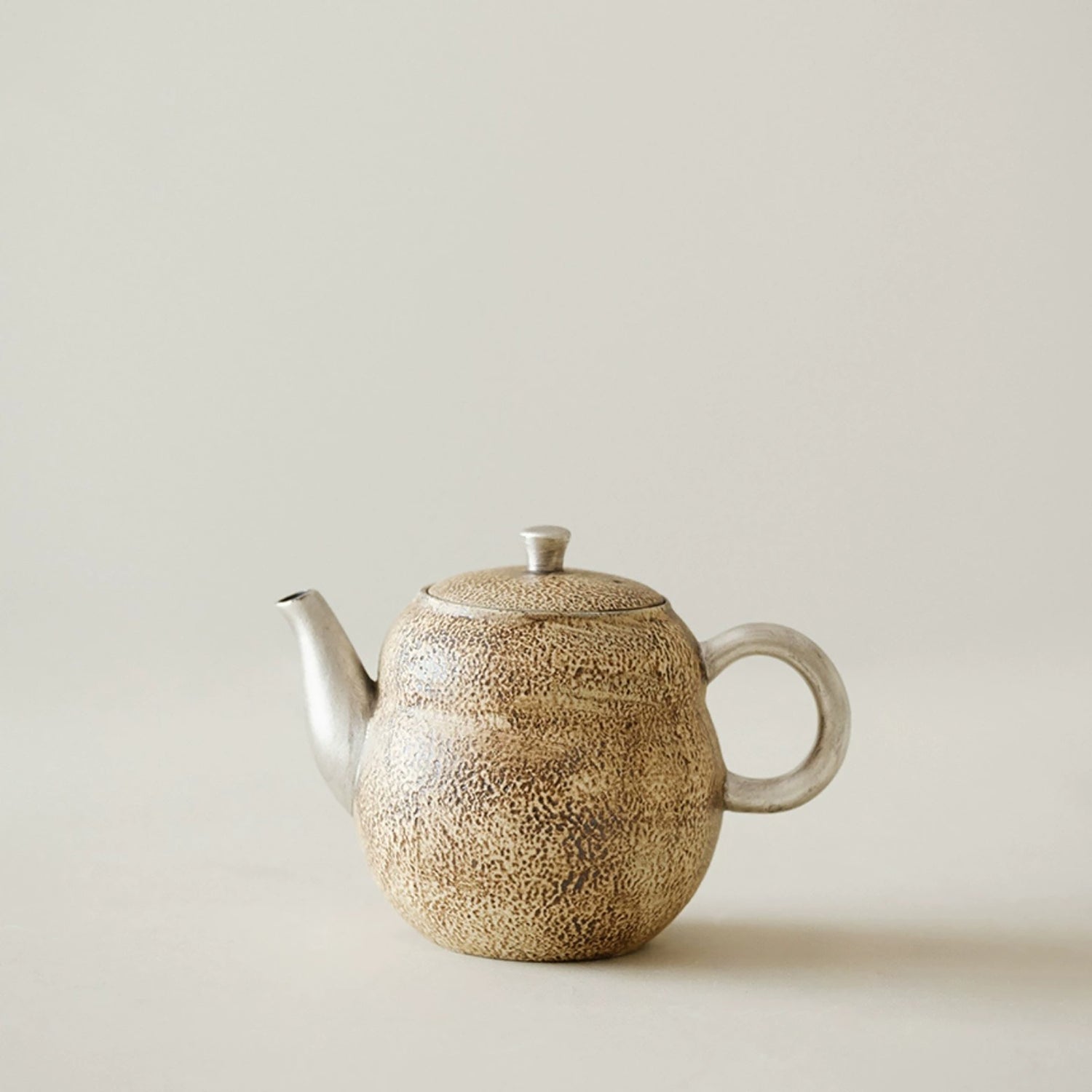 Théière artisanale en argile forme gourde avec anse argentée