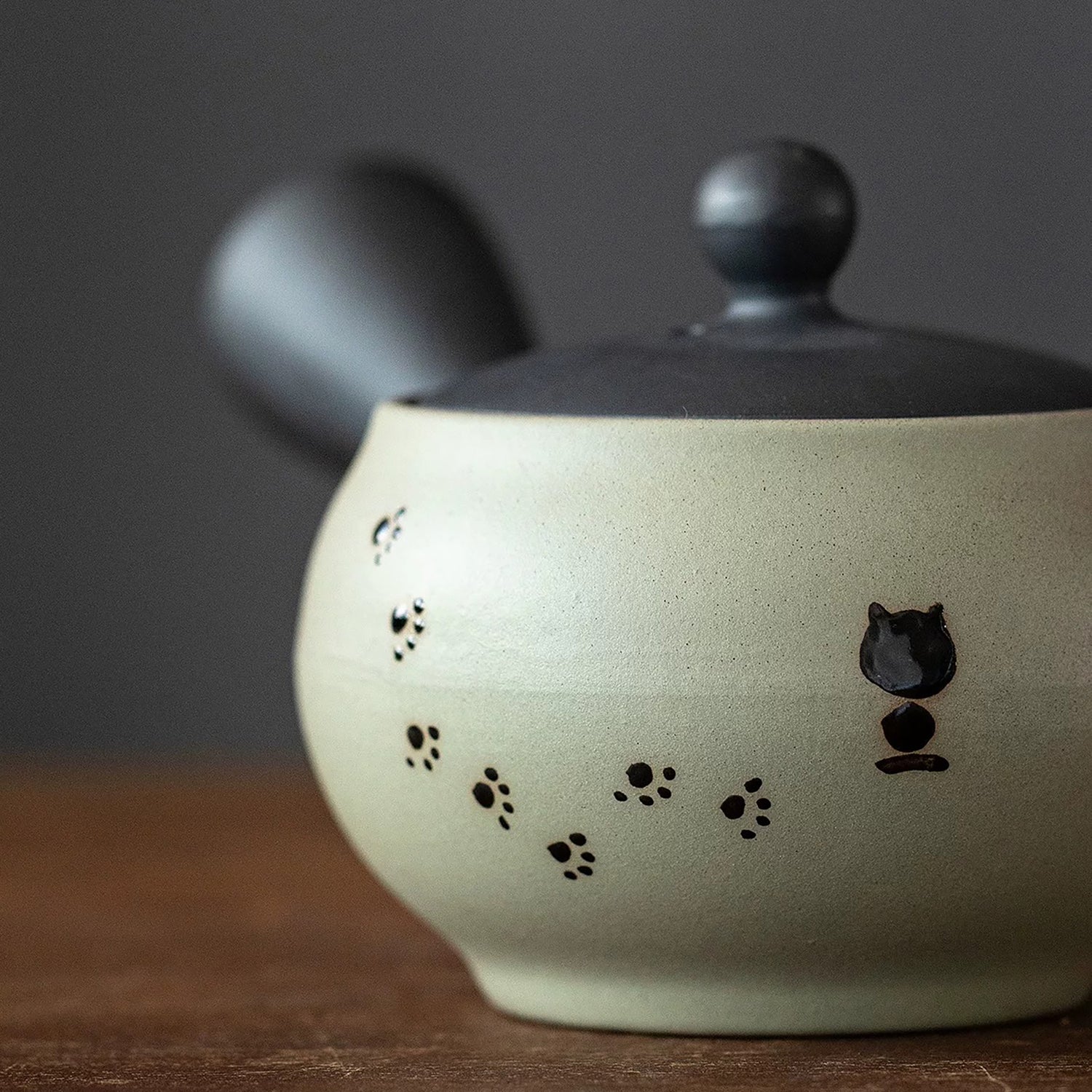 Théière kyusu latérale Tokoname-yaki motif chat noir