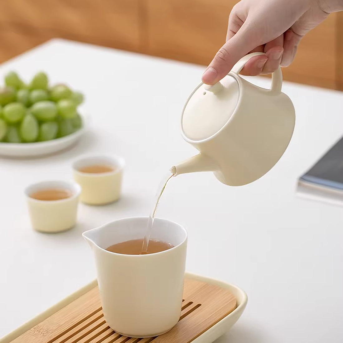 Théière minimaliste en porcelaine