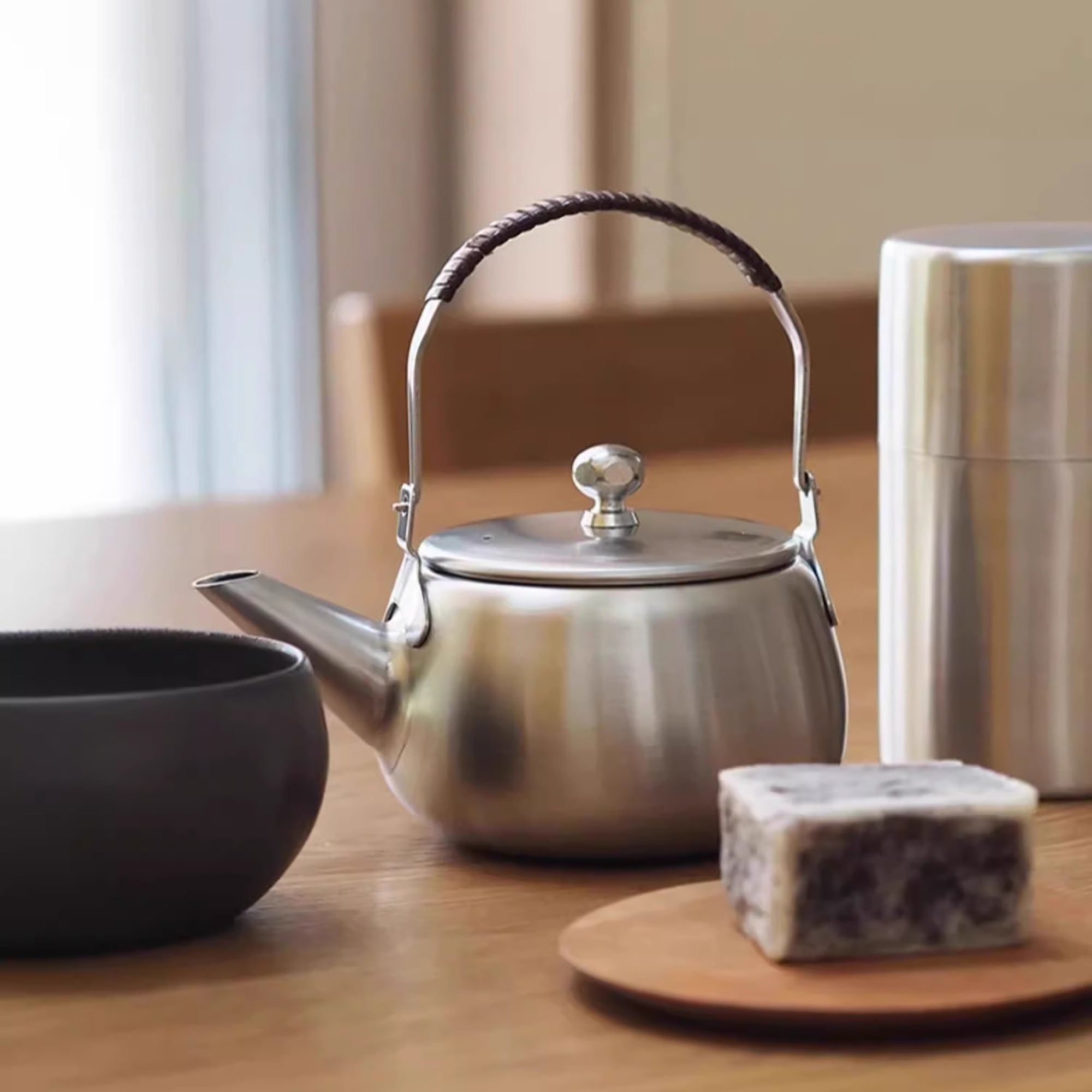 Théière Orient Modern rétro en inox avec anse en rotin