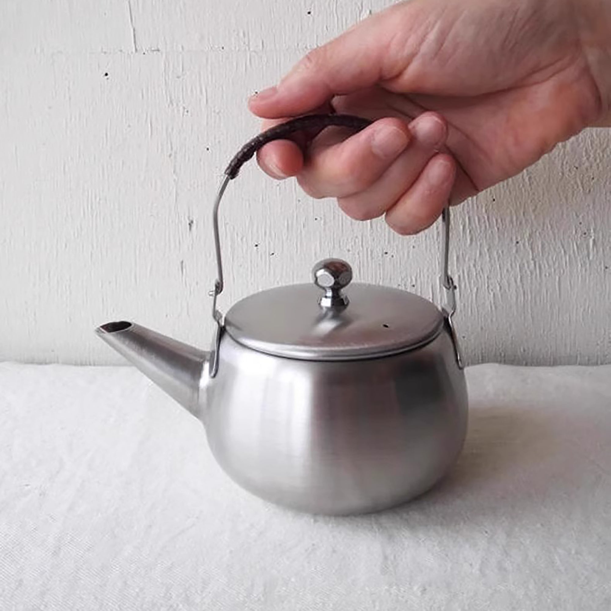 Théière Orient Modern rétro en inox avec anse en rotin