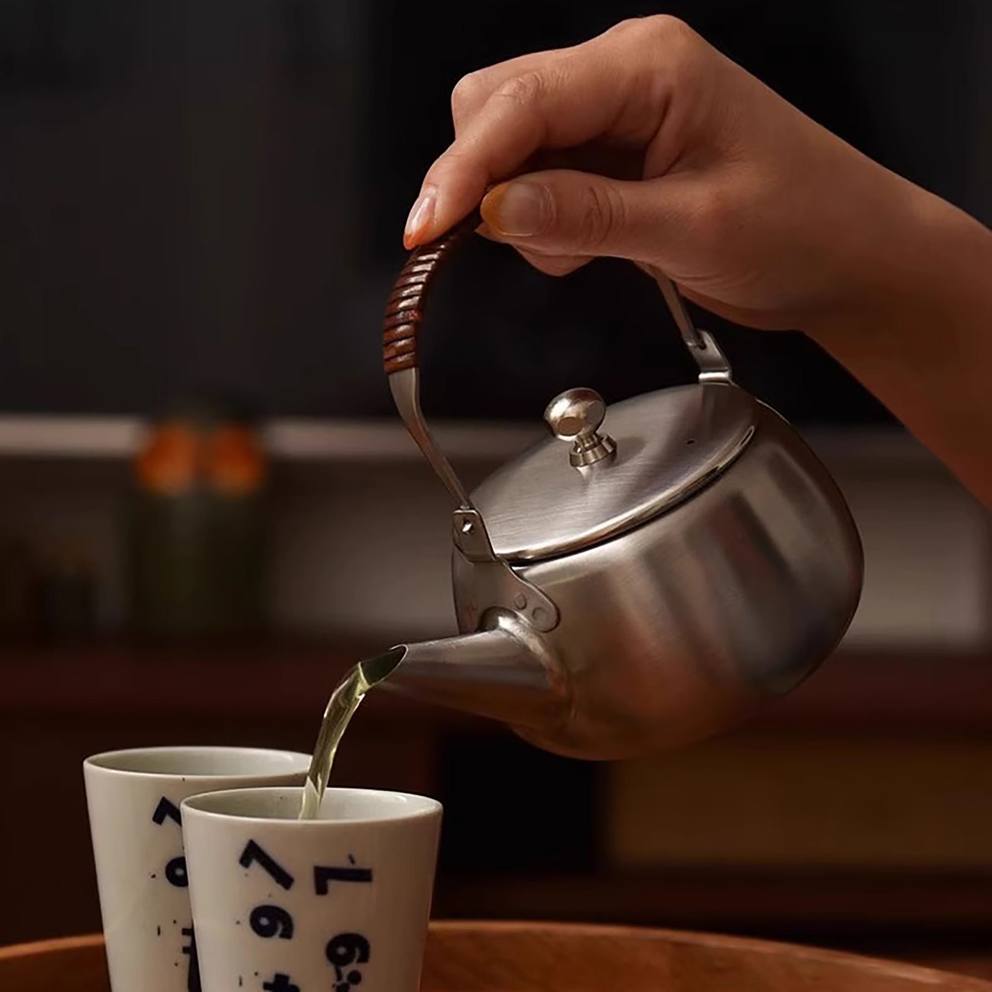 Théière Orient Modern rétro en inox avec anse en rotin