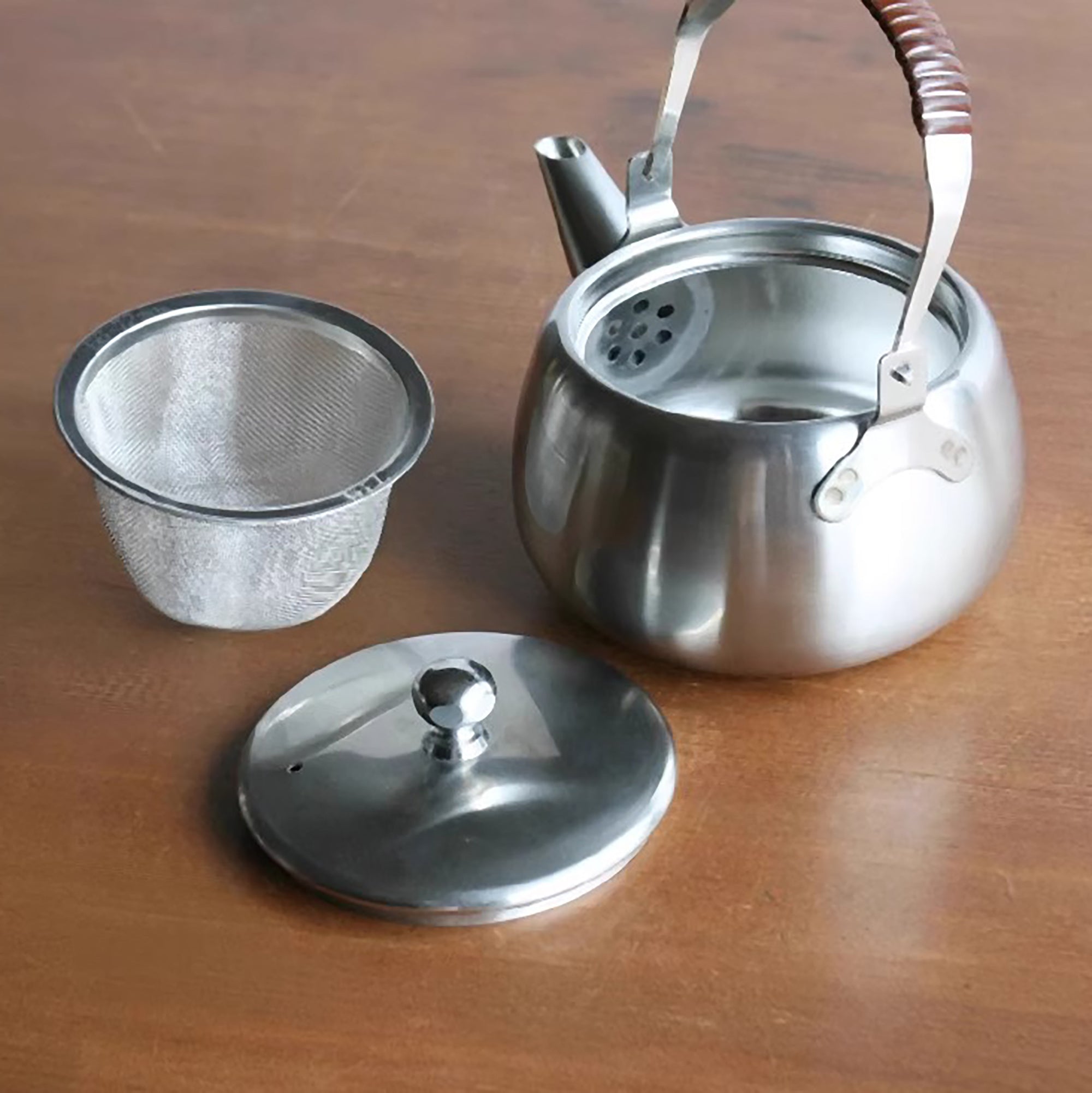 Théière Orient Modern rétro en inox avec anse en rotin