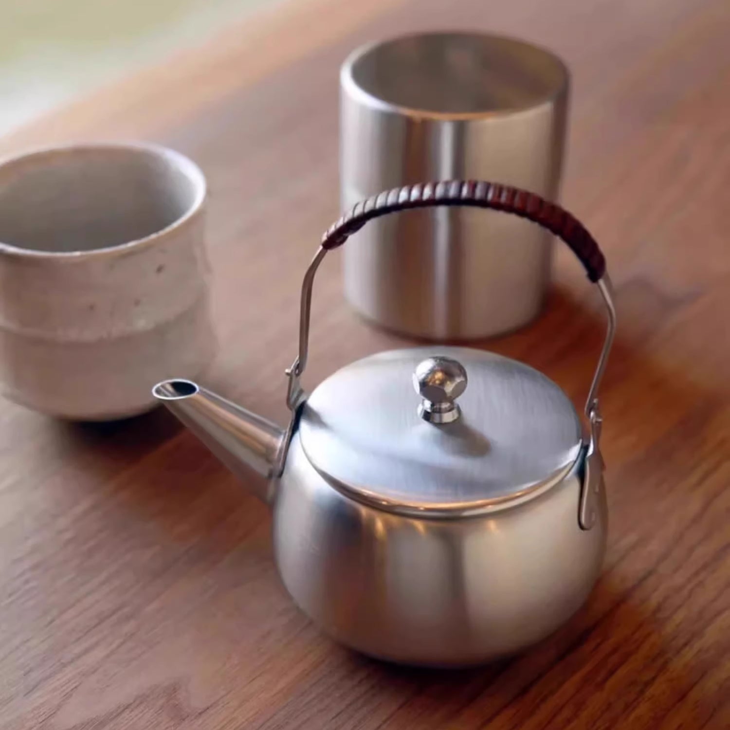 Théière Orient Modern rétro en inox avec anse en rotin