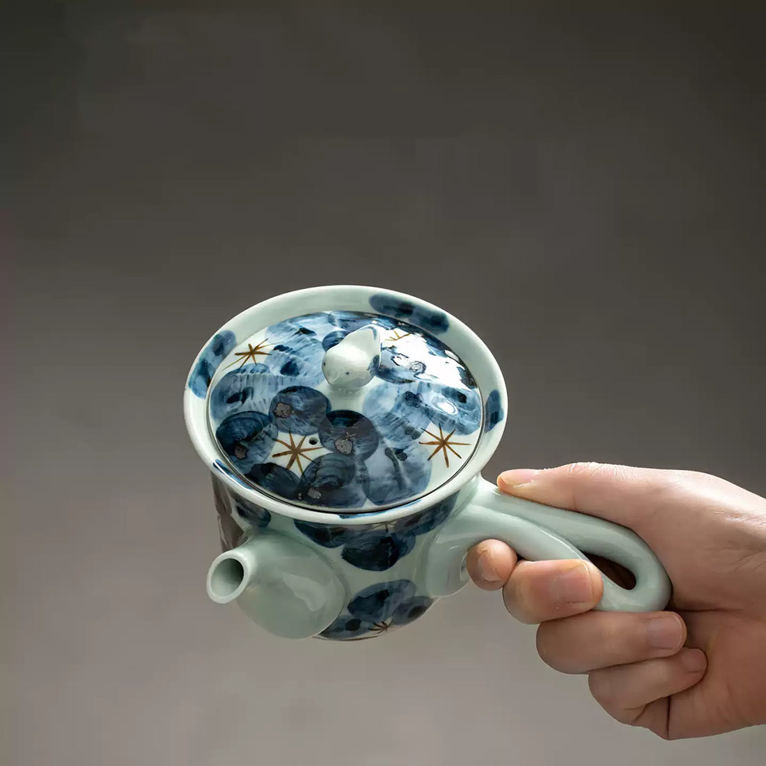 Théière kyusu latérale Mino-yaki “Issei” décor floral bleu