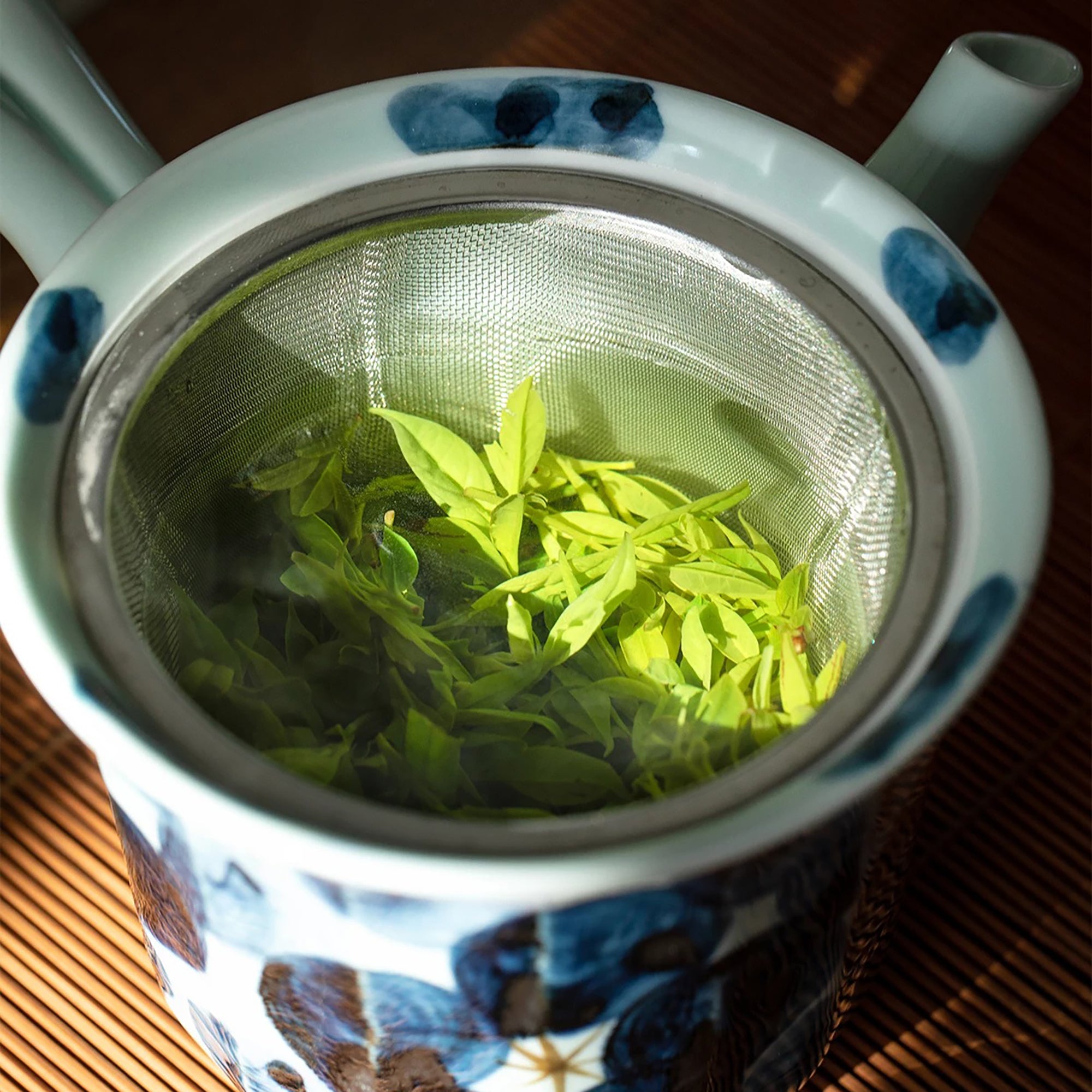 Théière kyusu latérale Mino-yaki “Issei” décor floral bleu
