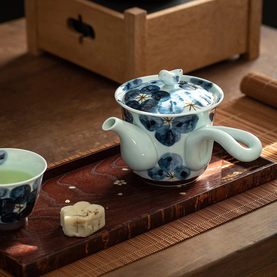 Théière kyusu latérale Mino-yaki “Issei” décor floral bleu