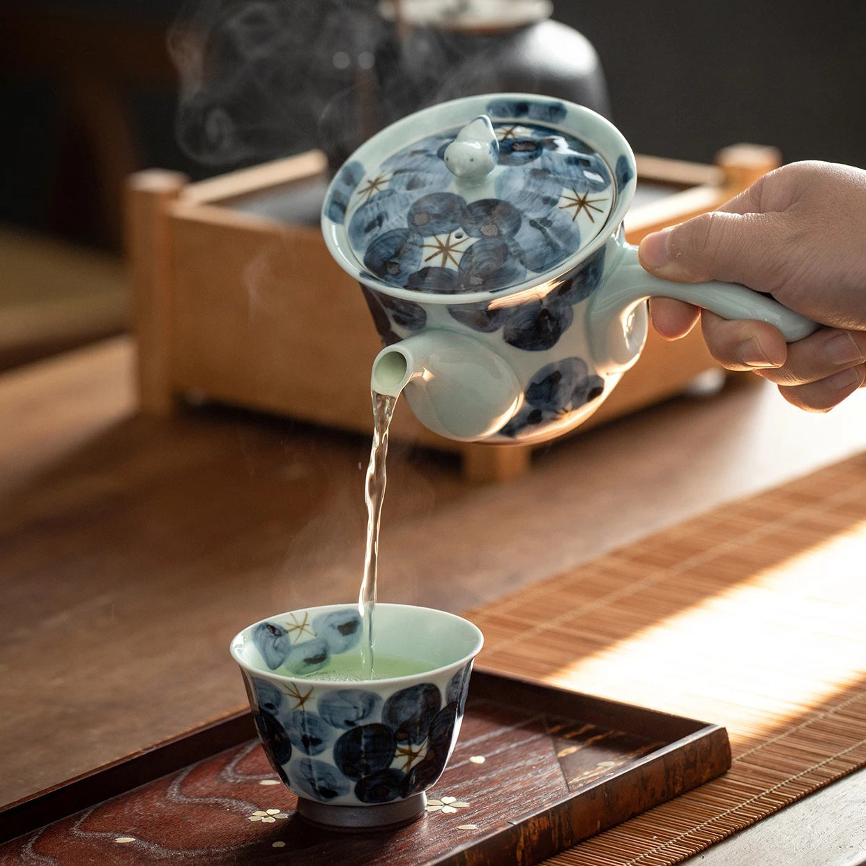 Théière kyusu latérale Mino-yaki “Issei” décor floral bleu