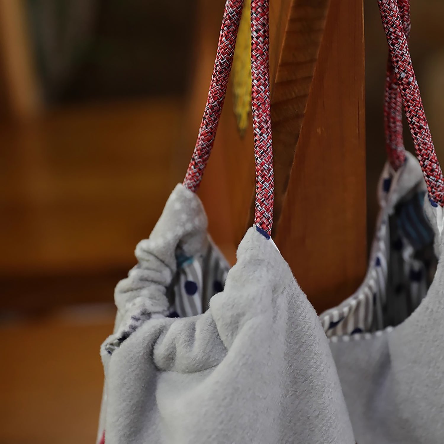 Sac de cours Kusuguru en tissu polaire avec broderie