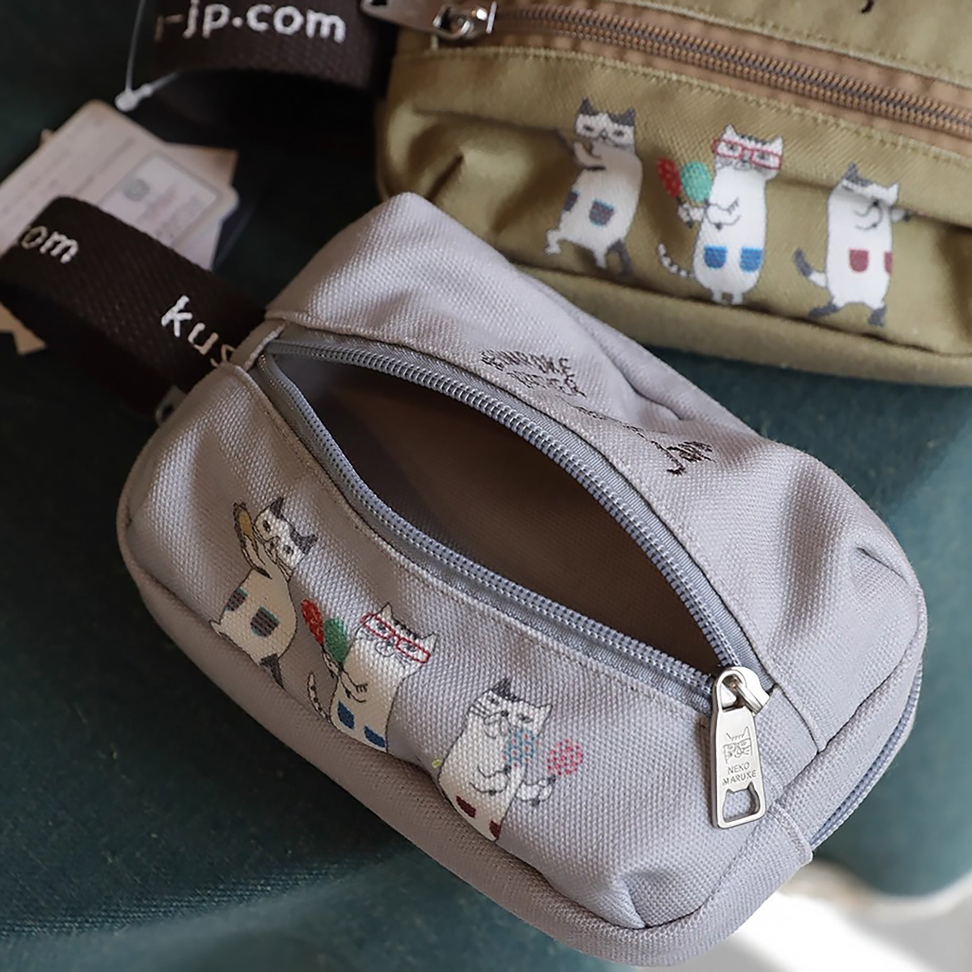 Kosmetiktasche Kusuguru mit Katzenstickerei und Fächern