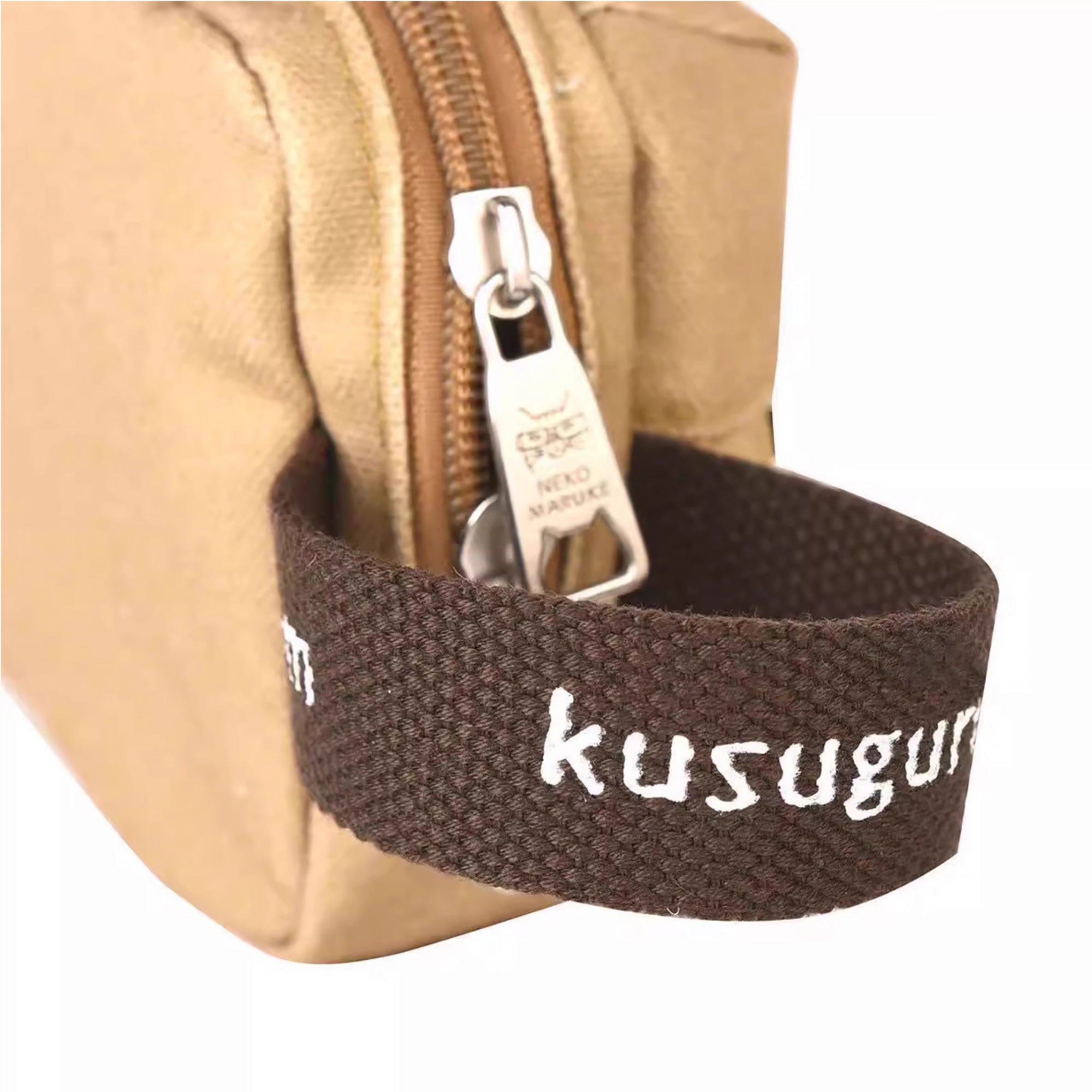 Kosmetiktasche Kusuguru mit Katzenstickerei und Fächern