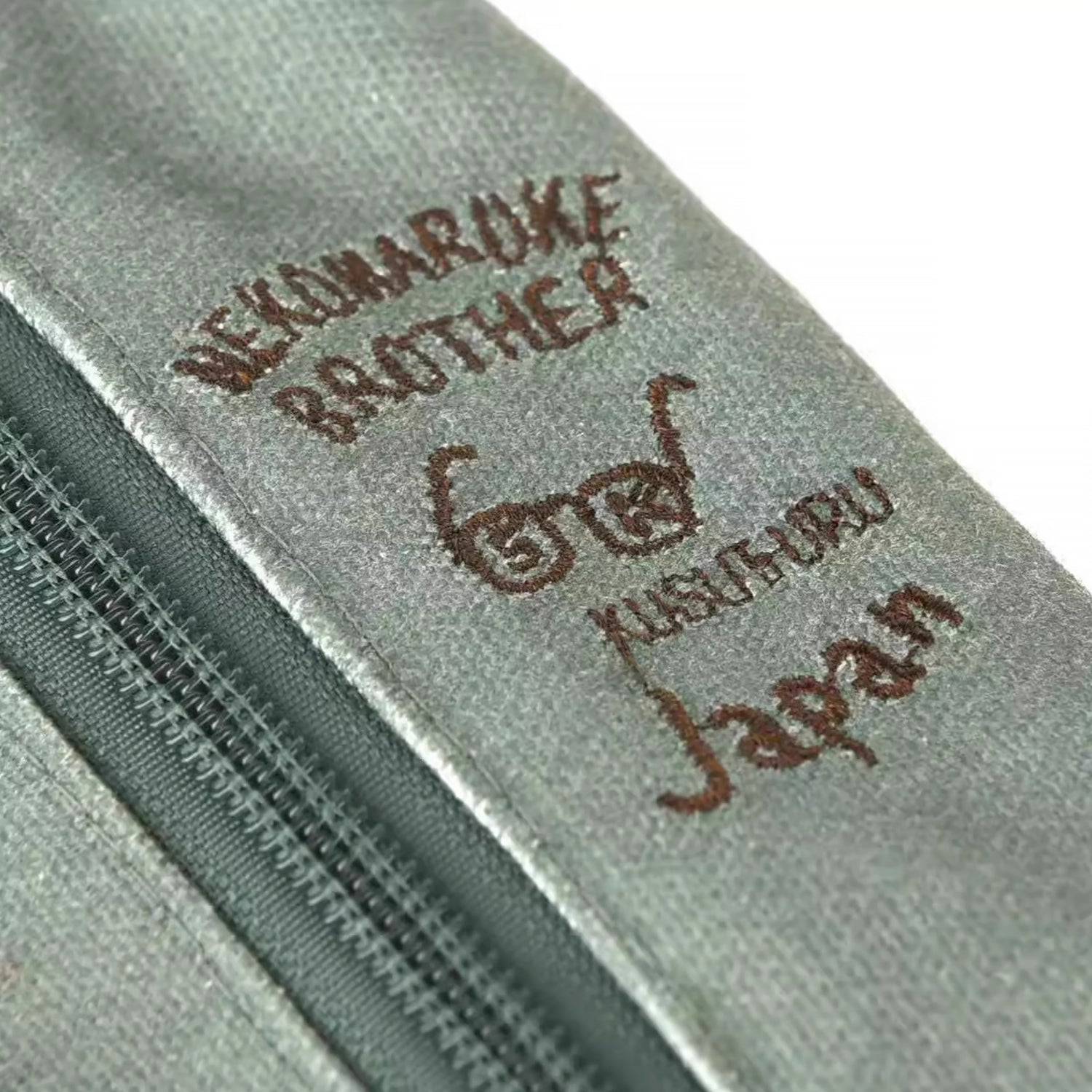 Trousse Kusuguru à broderie chat avec compartiments