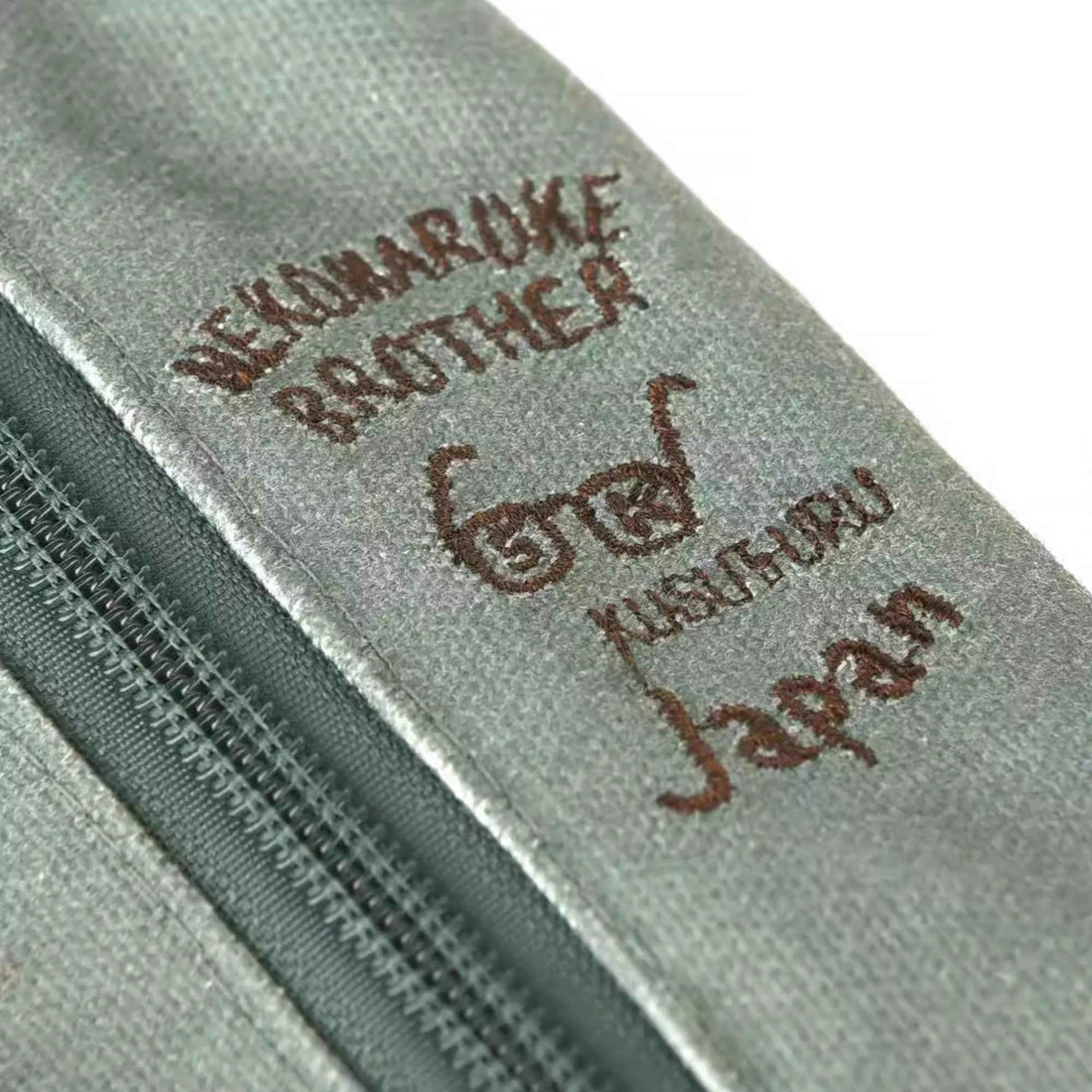 Trousse Kusuguru à broderie chat avec compartiments