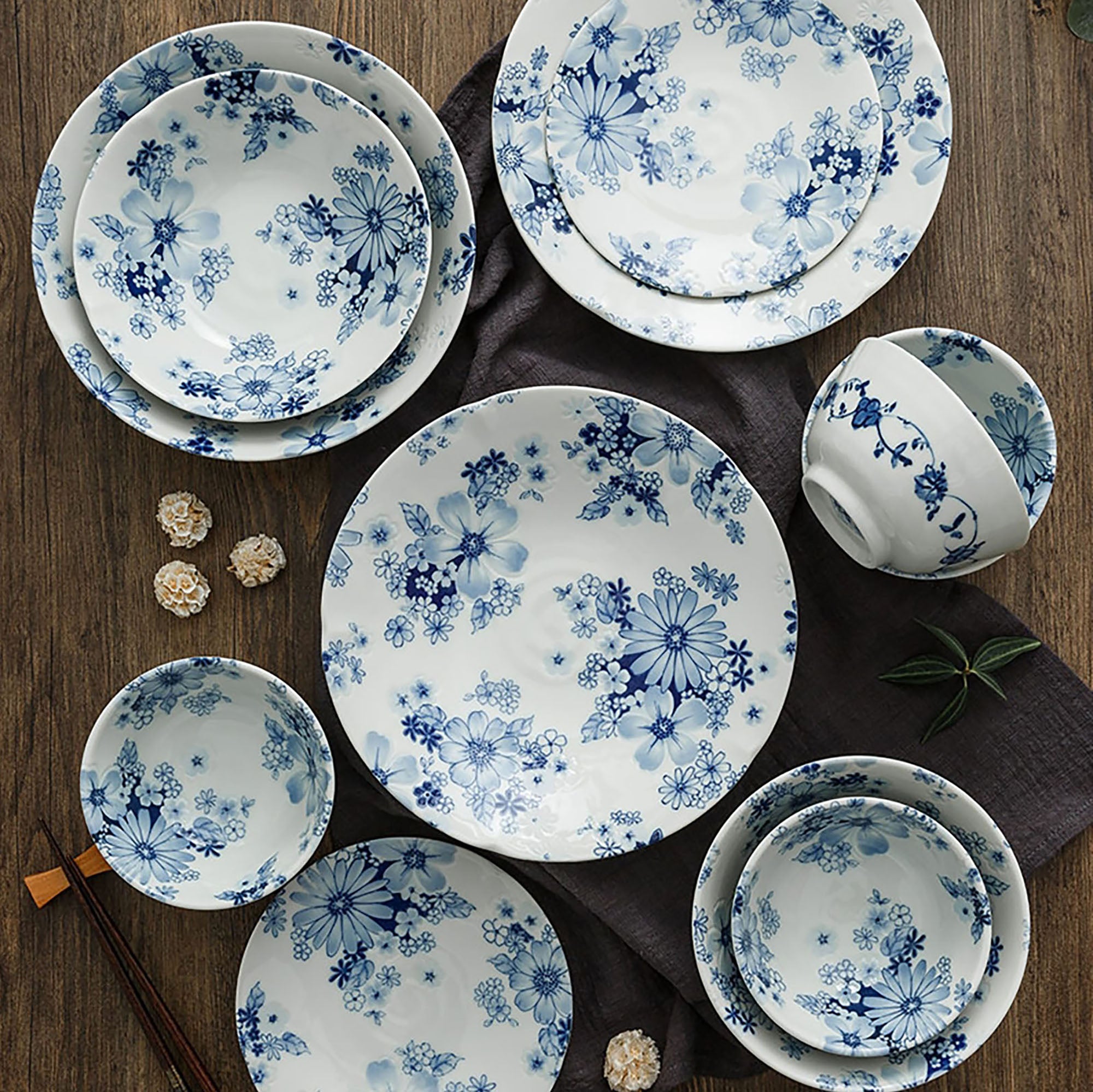 VAISSELLE JAPONAIS AVEC MOTIF FLEUR BLEU