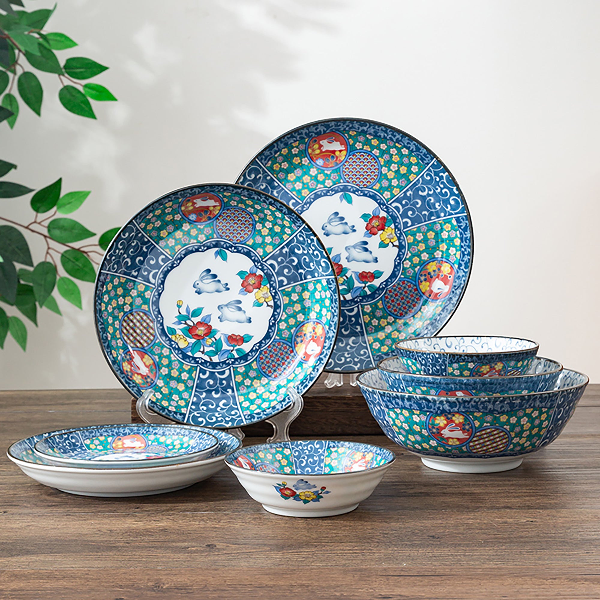 Kutani-Geschirr mit Blumen- und Hasenmotiv