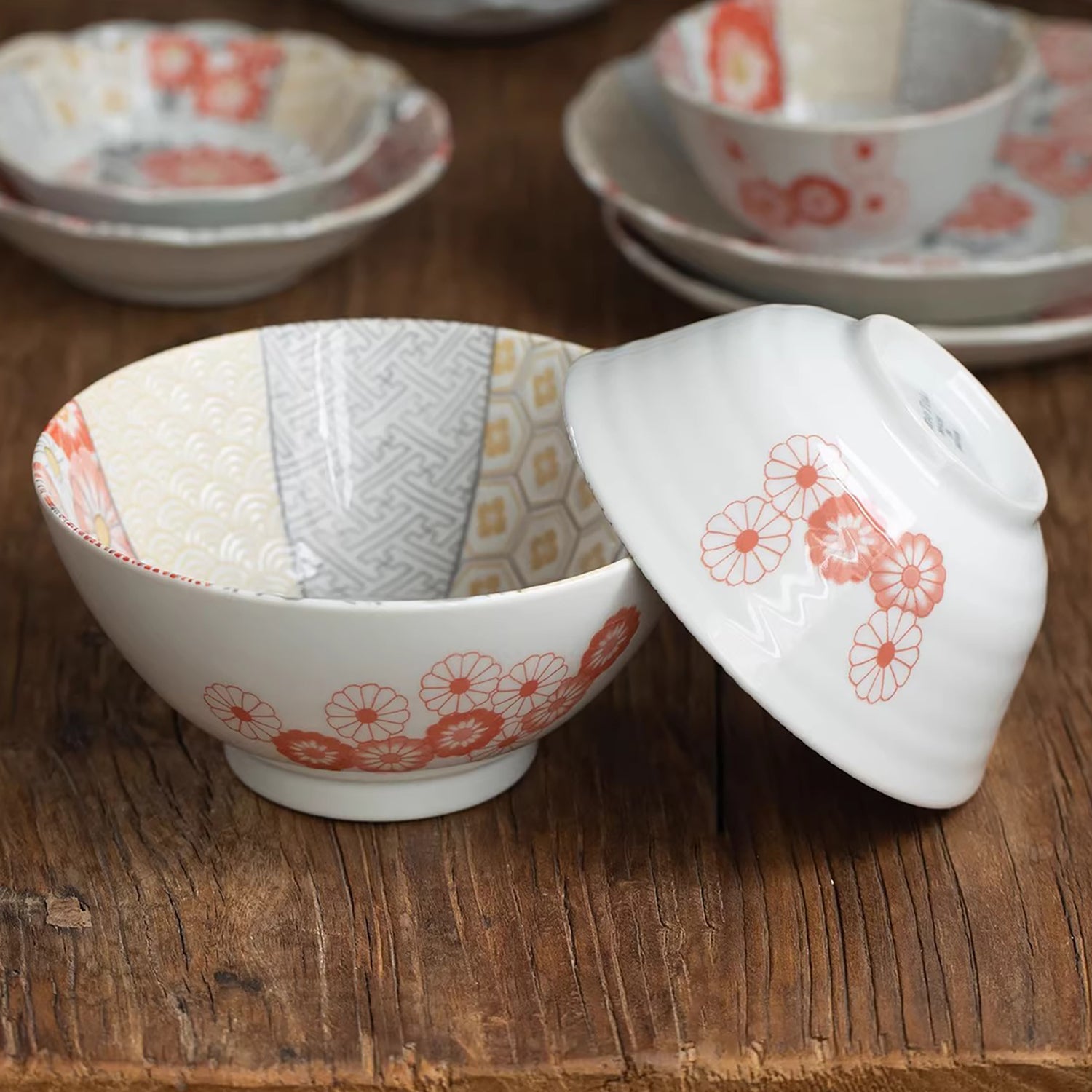 Vaisselle Minoyaki motif chrysanthème et vagues porte-bonheur