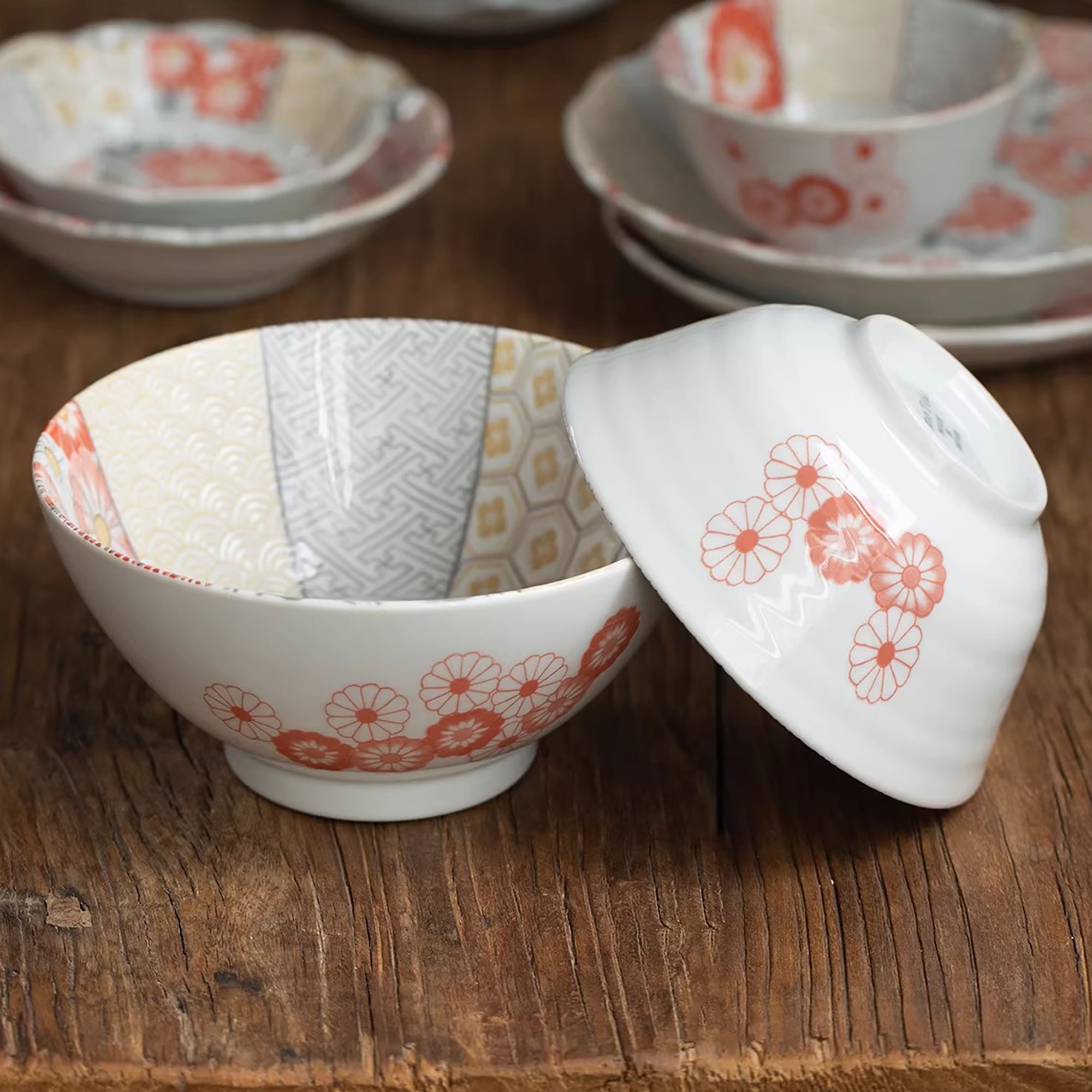 Vaisselle Minoyaki motif chrysanthème et vagues porte-bonheur