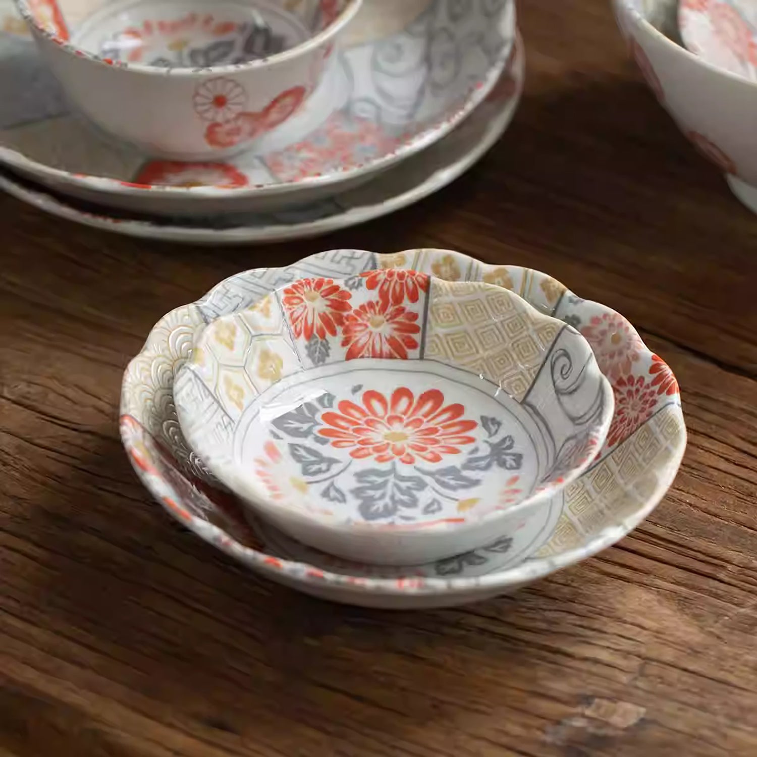 Vaisselle Minoyaki motif chrysanthème et vagues porte-bonheur