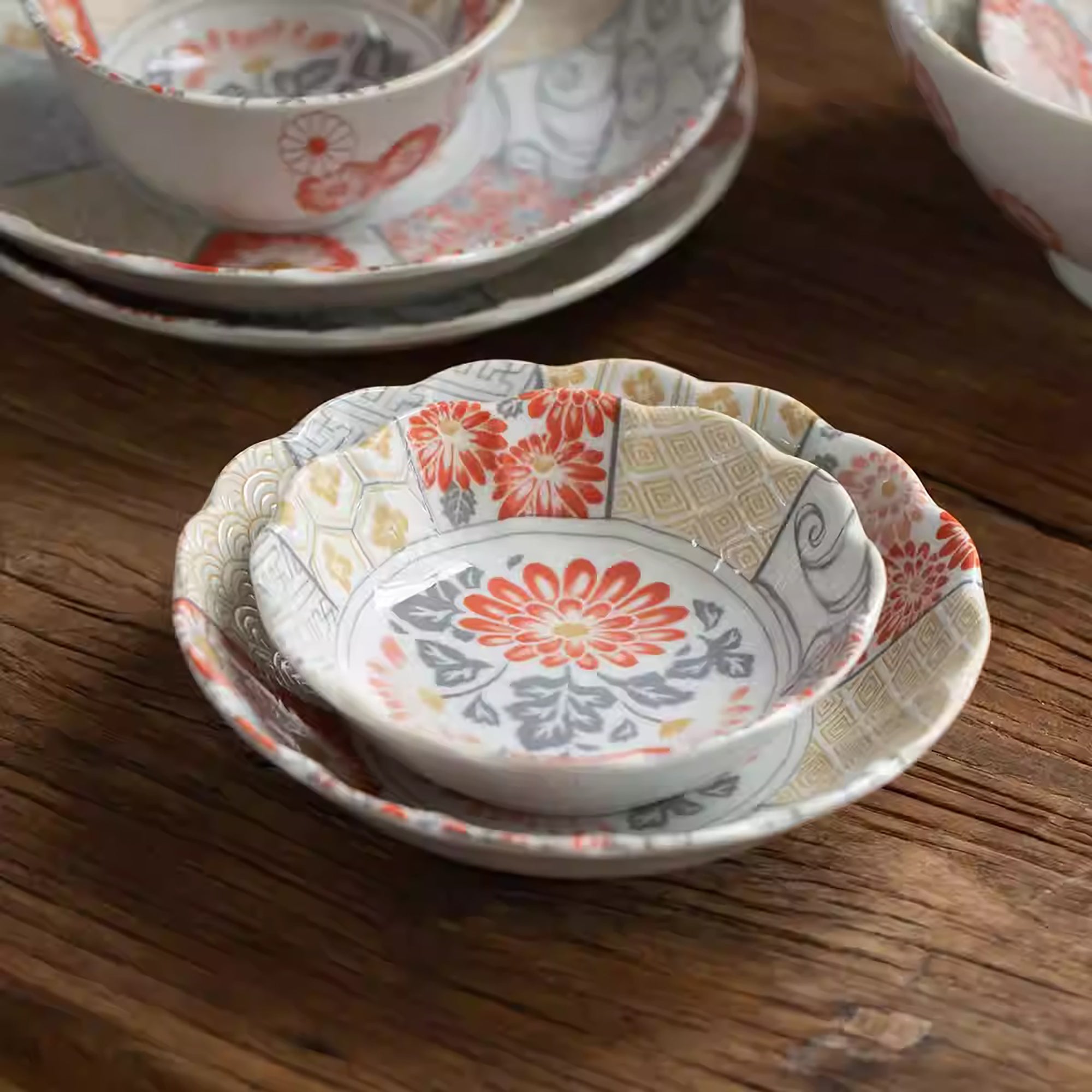 Vaisselle Minoyaki motif chrysanthème et vagues porte-bonheur