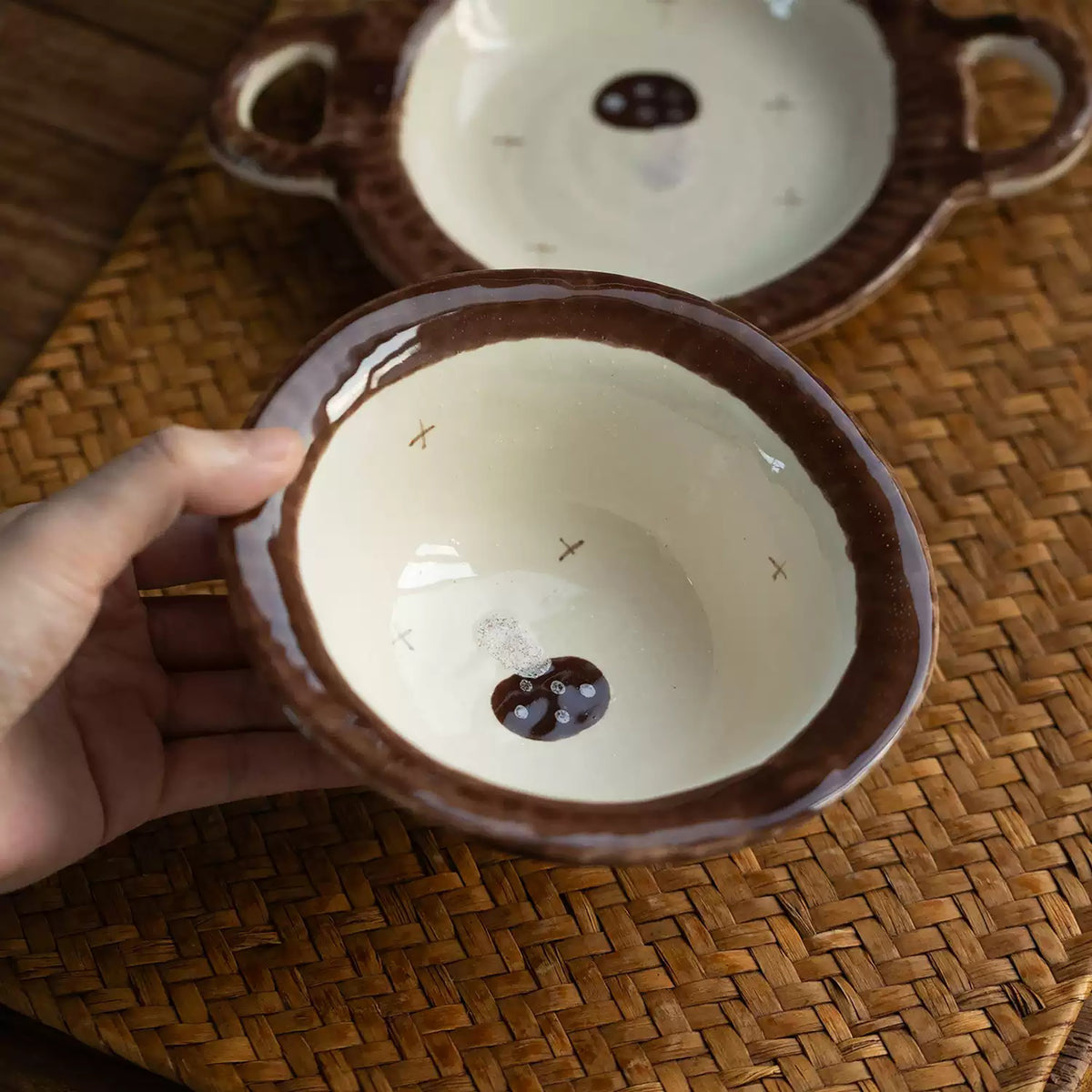 Vaisselle en céramique à motifs de champignons