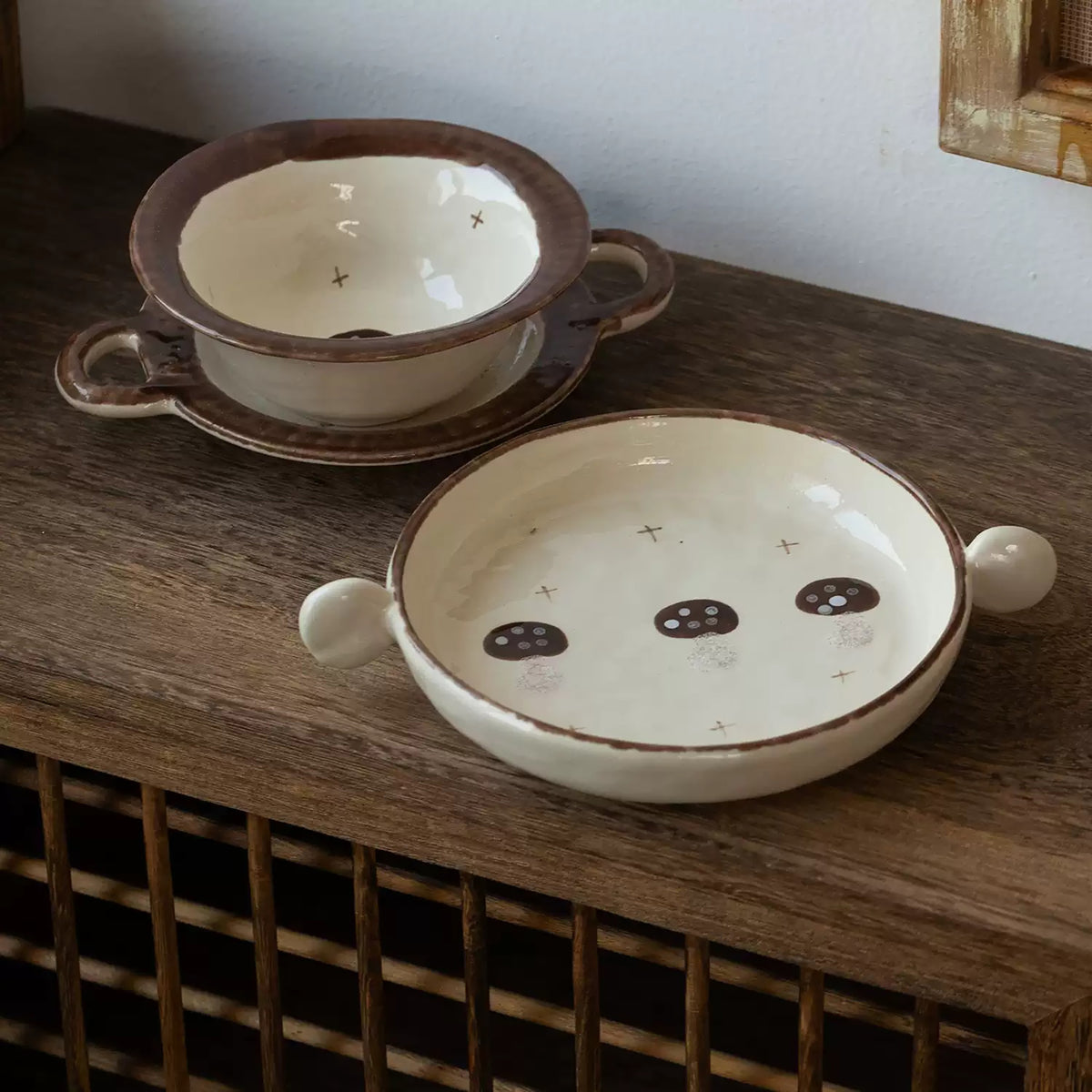 Vaisselle en céramique à motifs de champignons