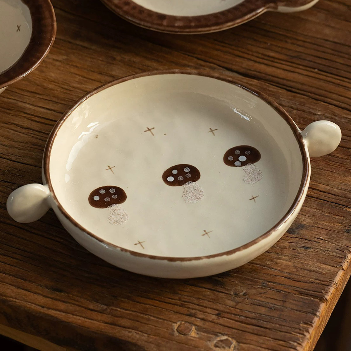 Vaisselle en céramique à motifs de champignons