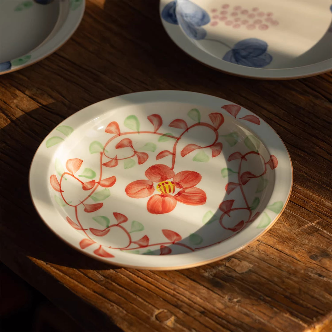 Assiette Minoyaki Aka e style champêtre peinte main