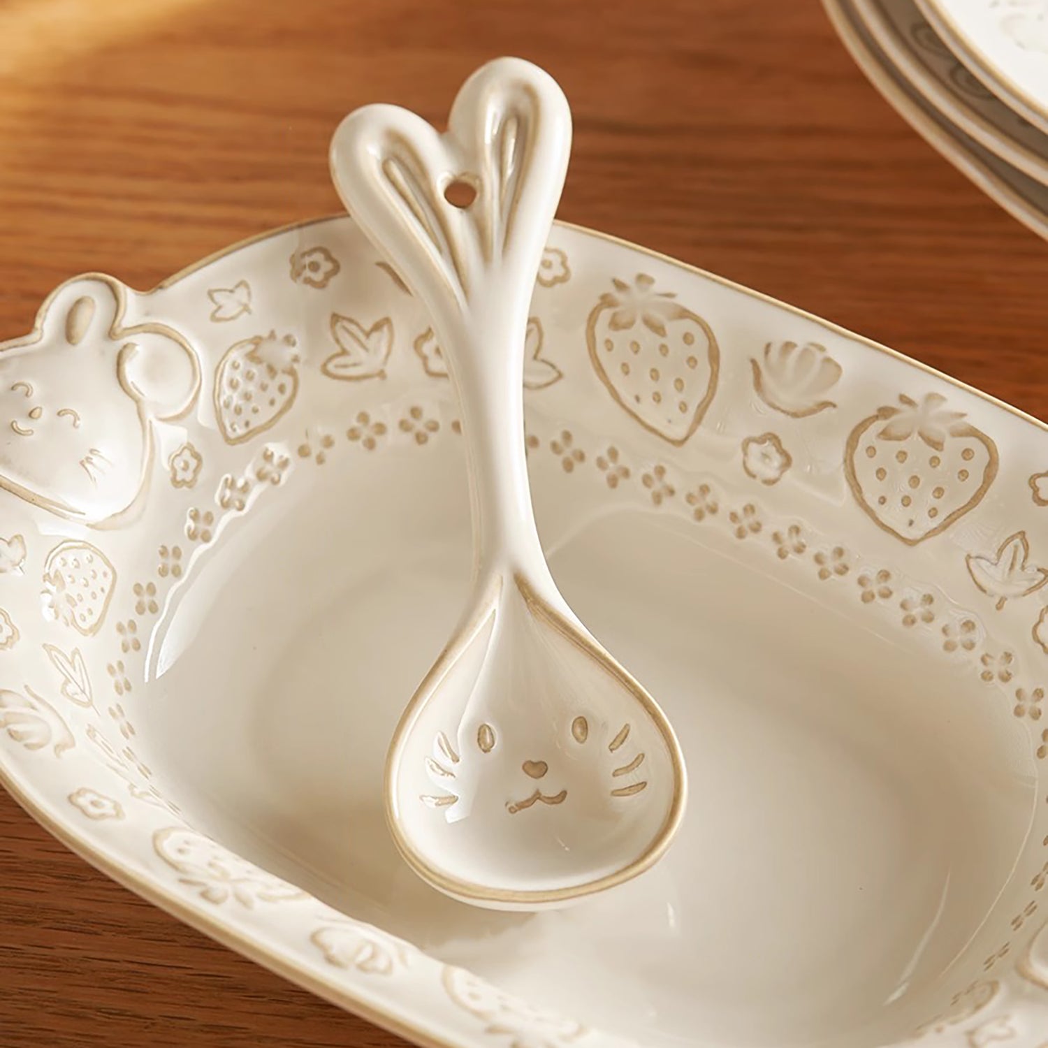 Vaisselle en céramique avec motif relief lapin