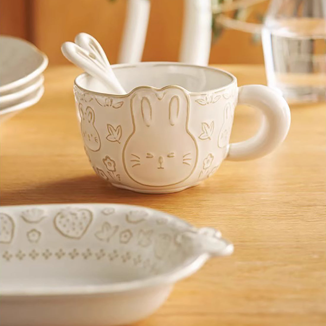 Vaisselle en céramique avec motif relief lapin