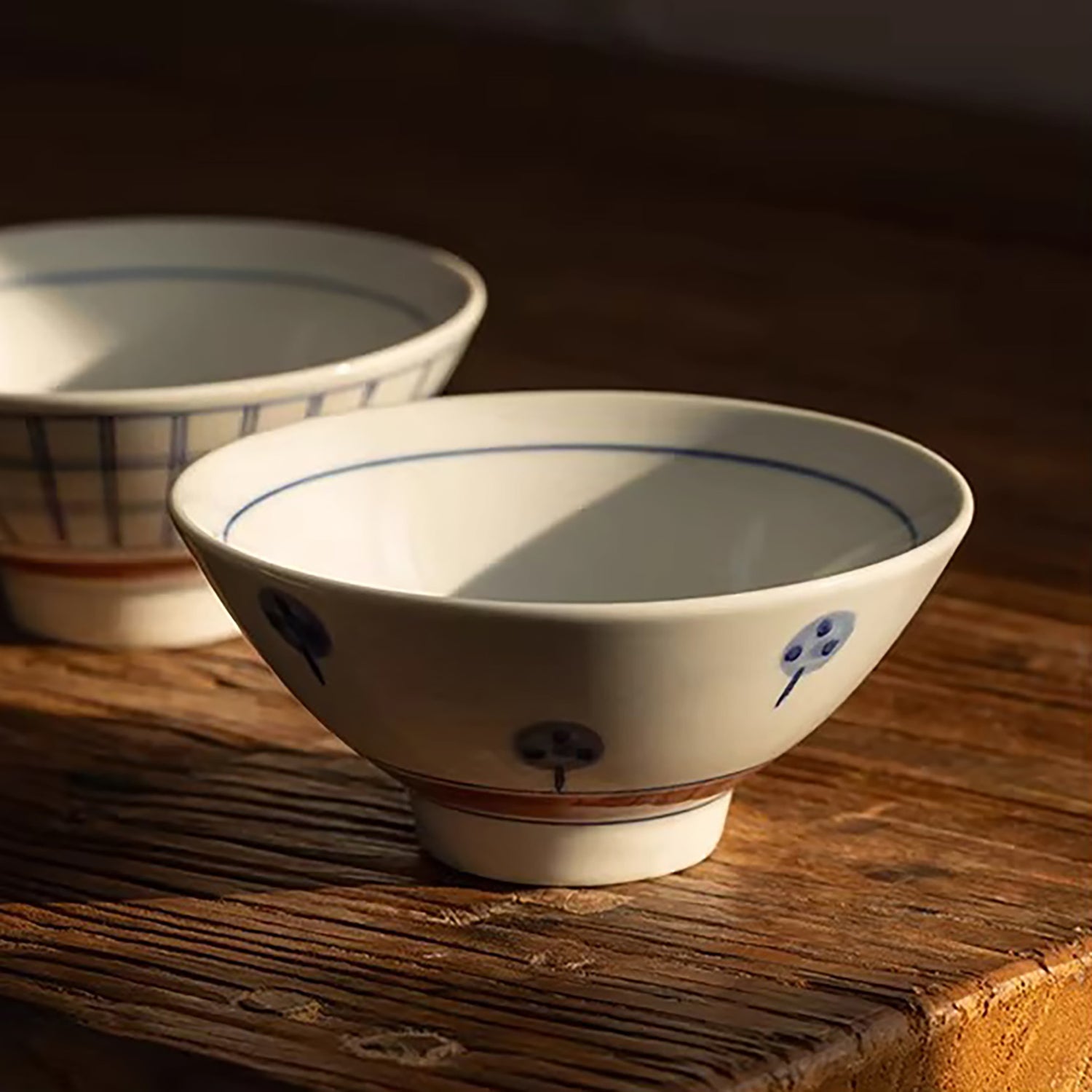 Vaisselle Minoyaki motif arbres et carreaux peinte à la main