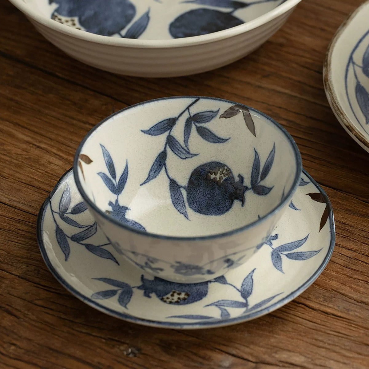 Vaisselle Mino-yaki en céramique à motifs de grenade bleus