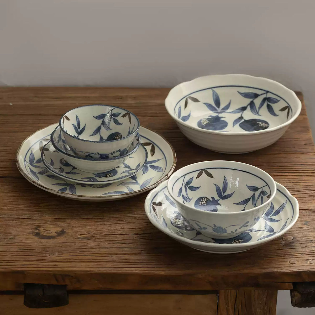 Vaisselle Mino-yaki en céramique à motifs de grenade bleus