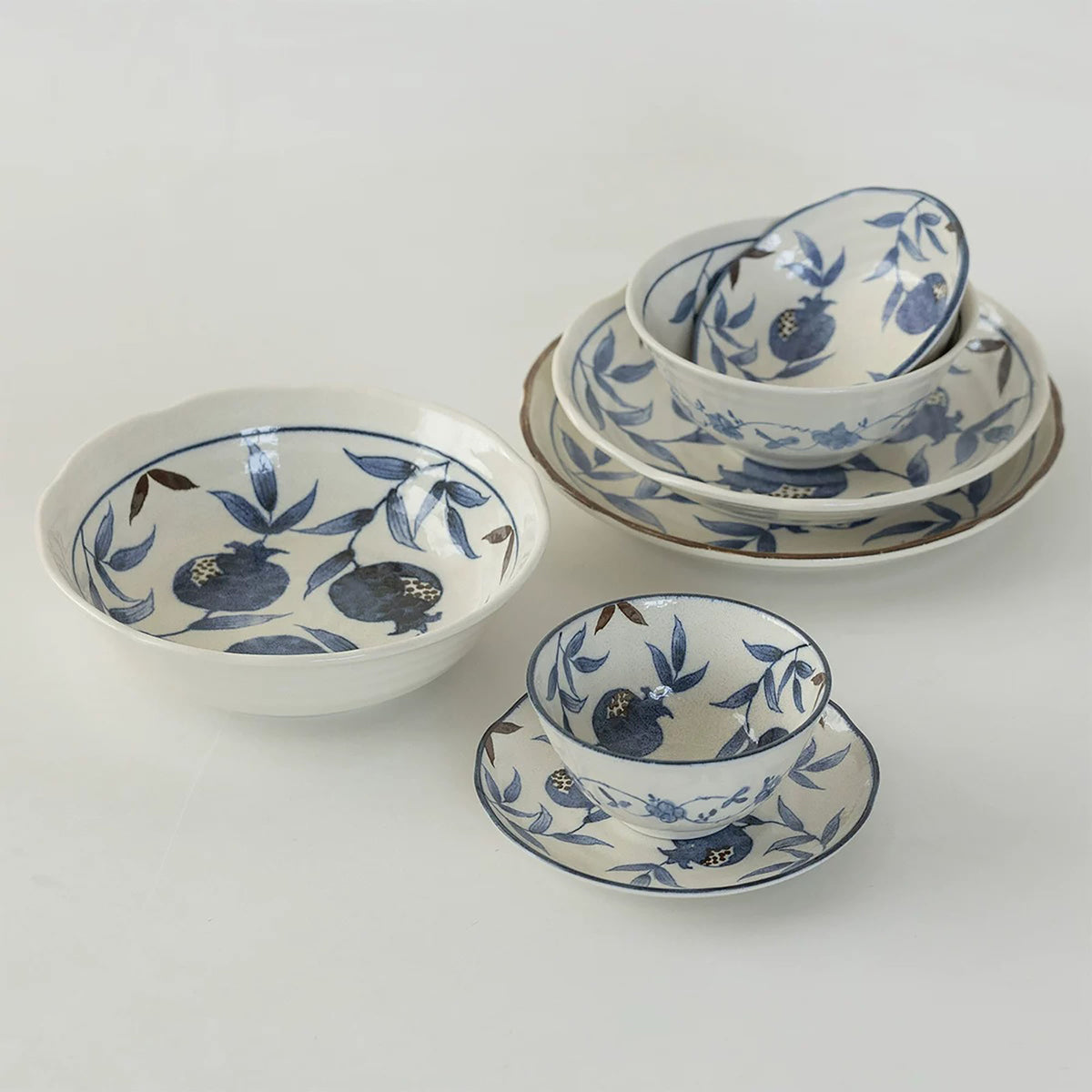Vaisselle Mino-yaki en céramique à motifs de grenade bleus